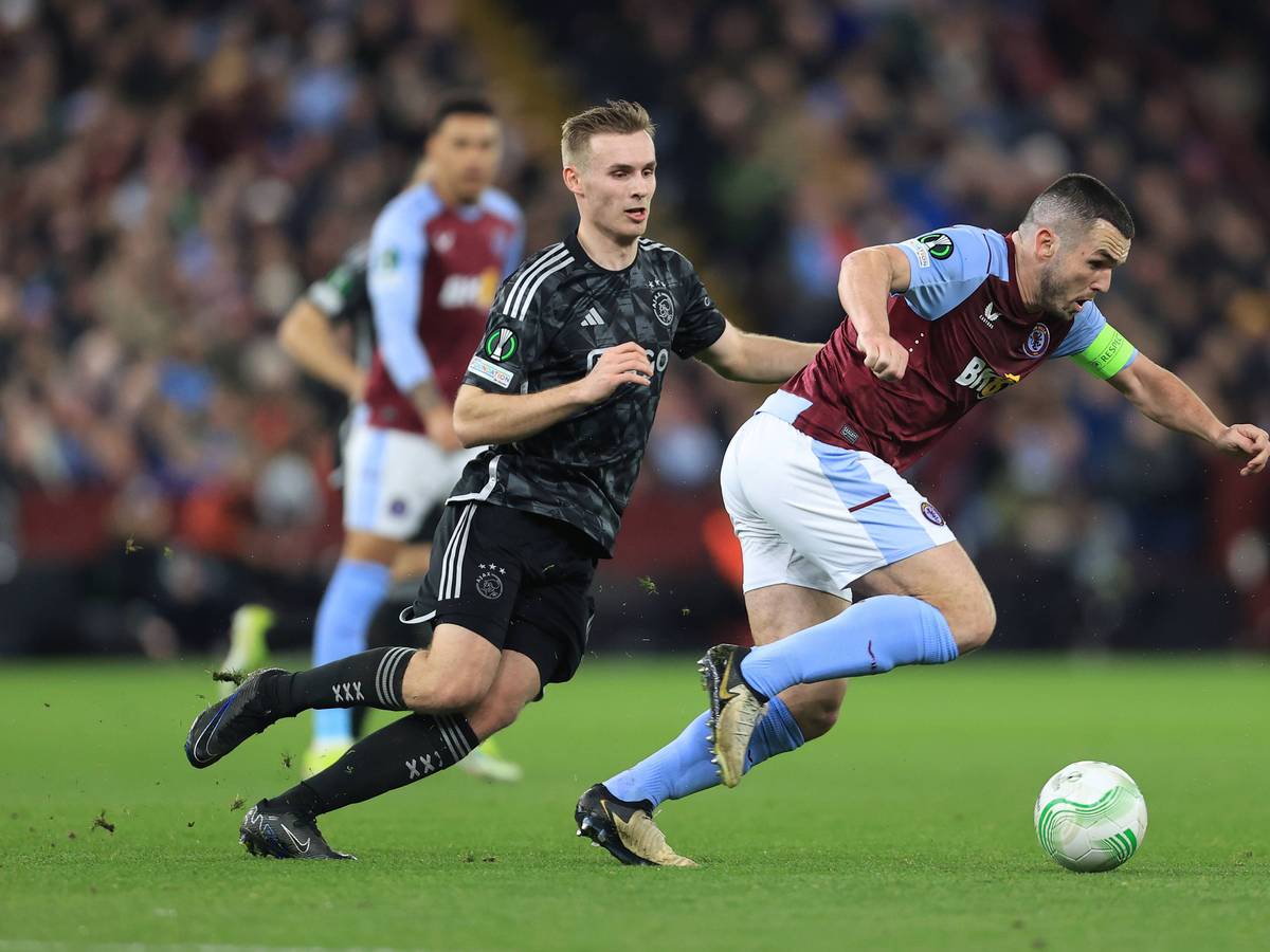 Ajax Amsterdams Sivert Mannsverk verfolgt Aston Villas John McGinn.