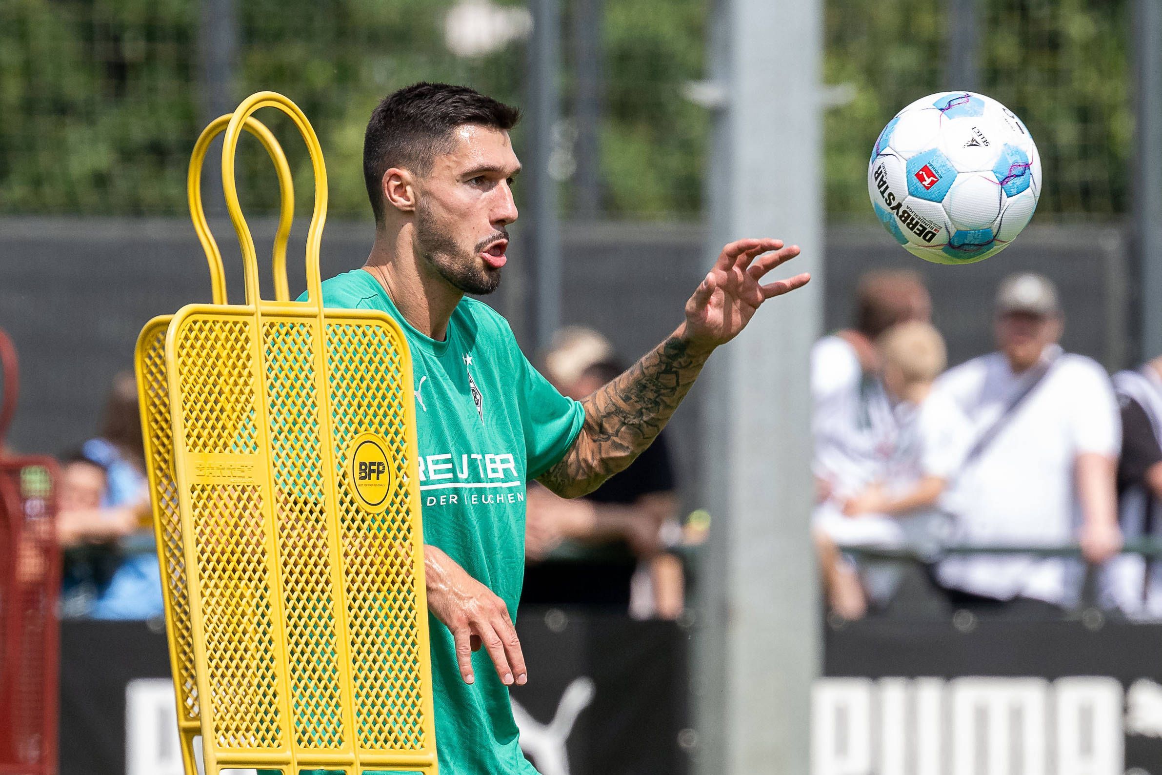 Borussia Mönchengladbachs Tim Kleindienst köpft einen Ball im Training.