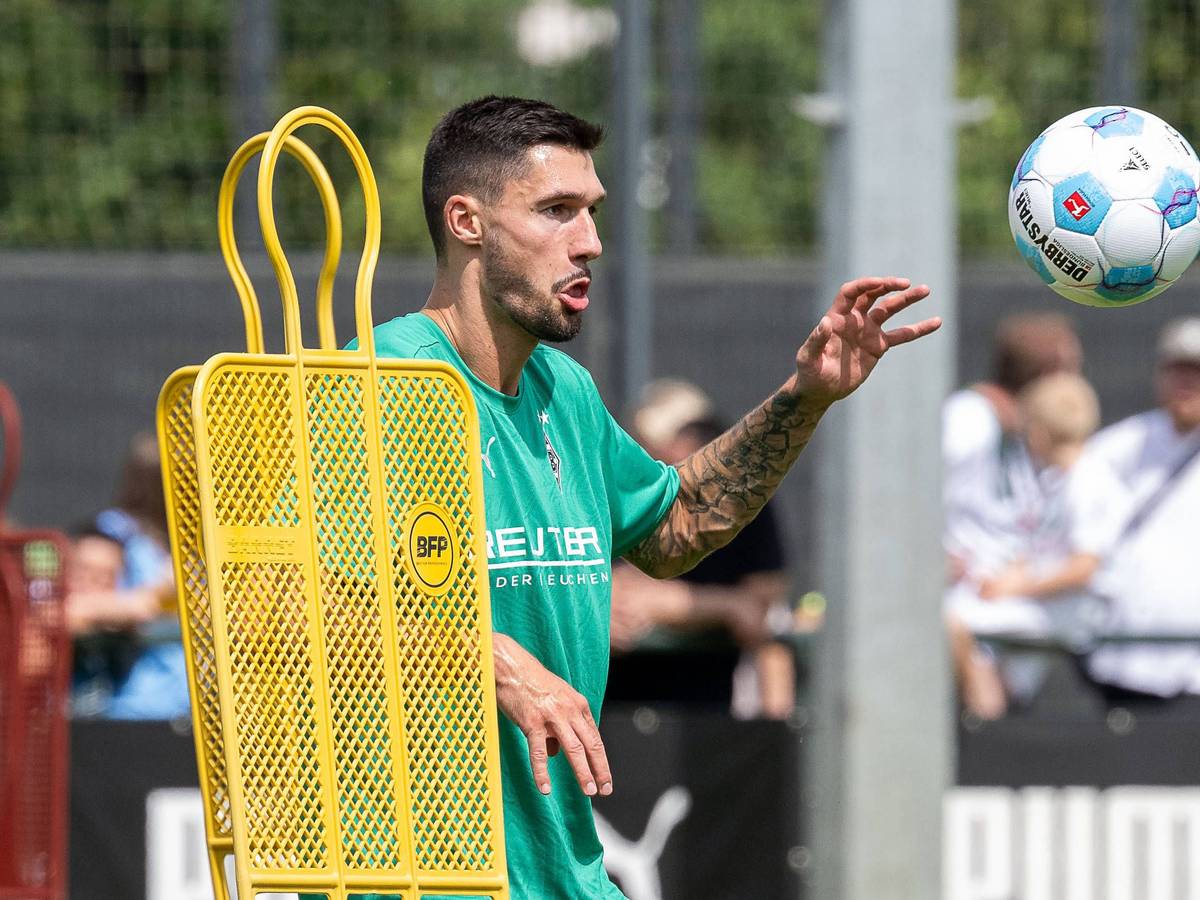 Borussia Mönchengladbachs Tim Kleindienst köpft einen Ball im Training.