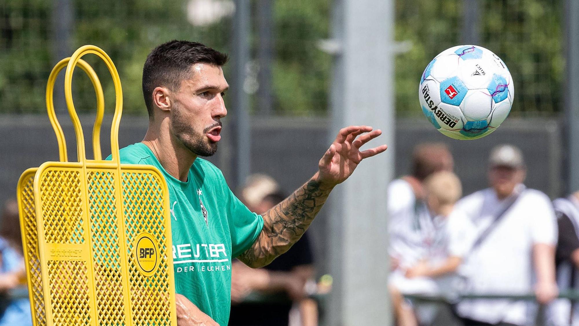 Borussia Mönchengladbachs Tim Kleindienst köpft einen Ball im Training.