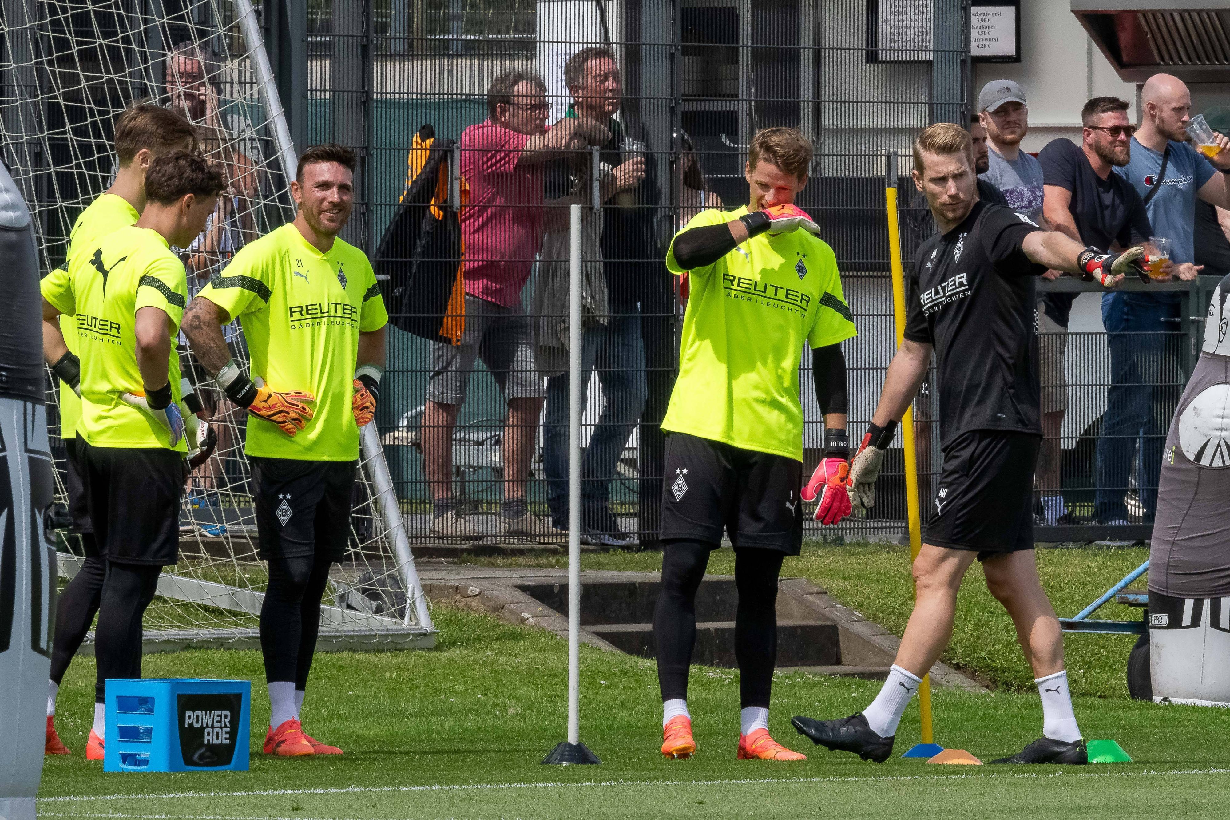 Die Gladbacher Keeper Jan Olschowsky, Moritz Nicolas, Tobias Sippel und Jonas Omin sowie der neue Torwart-Trainer André Wachter stehen gemeinsam auf dem Trainingsplatz.