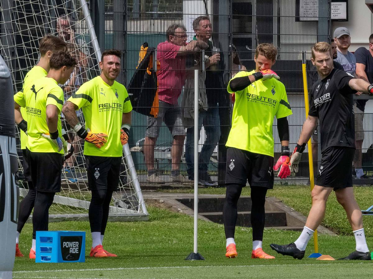 Die Gladbacher Keeper Jan Olschowsky, Moritz Nicolas, Tobias Sippel und Jonas Omin sowie der neue Torwart-Trainer André Wachter stehen gemeinsam auf dem Trainingsplatz.