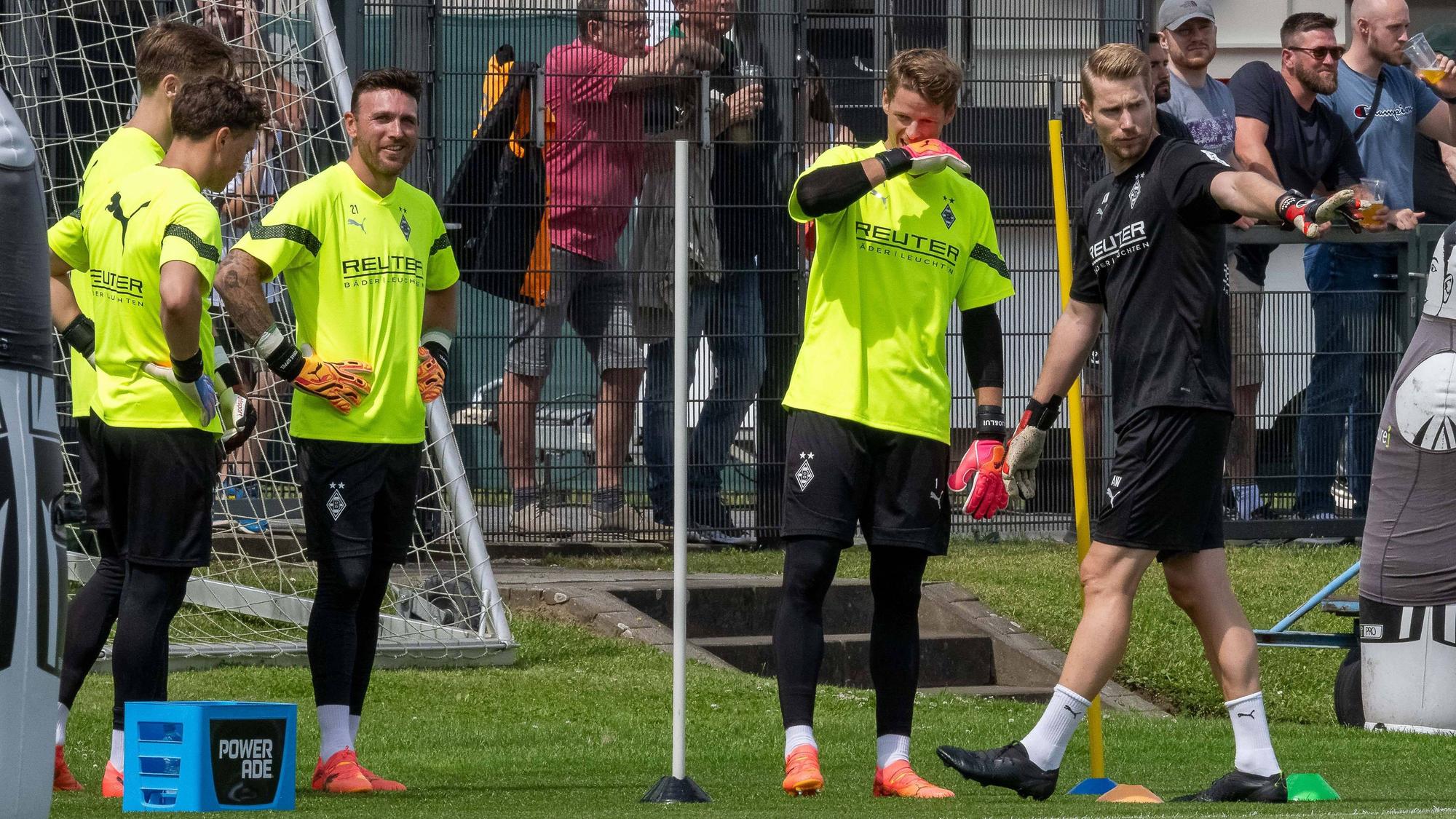 Die Gladbacher Keeper Jan Olschowsky, Moritz Nicolas, Tobias Sippel und Jonas Omin sowie der neue Torwart-Trainer André Wachter stehen gemeinsam auf dem Trainingsplatz.
