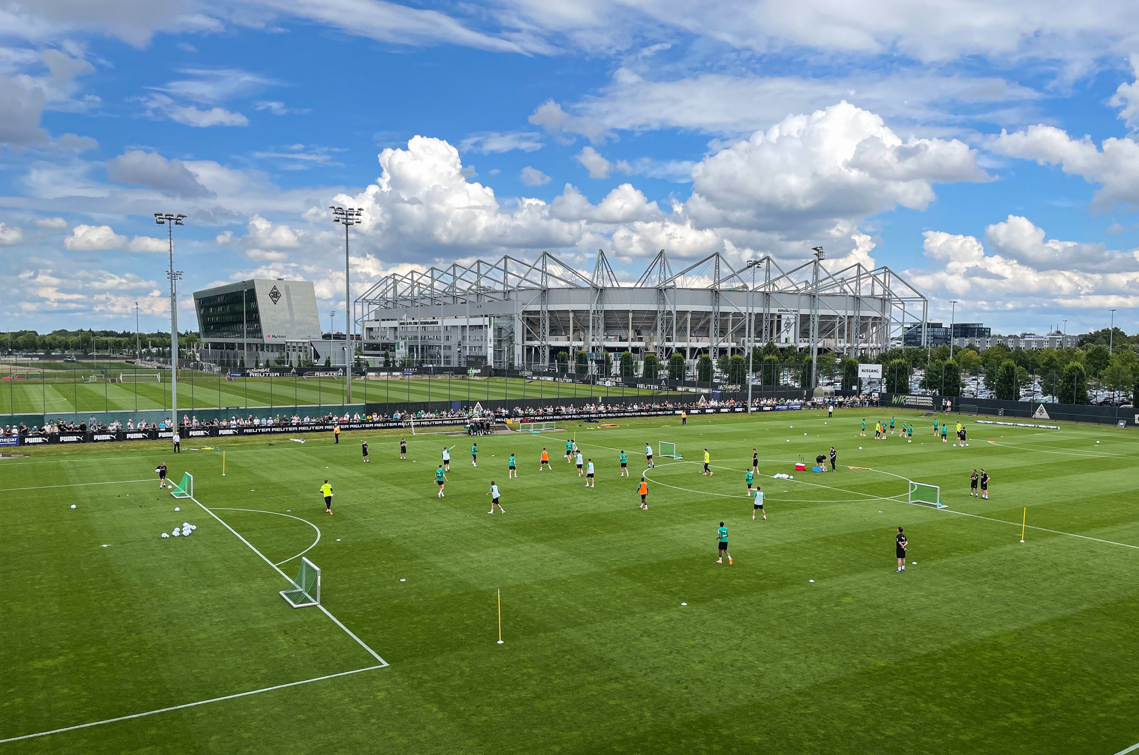 Die Spieler von Borussia Mönchengladbach bei einer Spielform im Training.