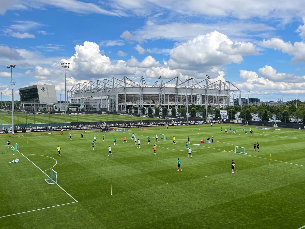 Die Spieler von Borussia Mönchengladbach bei einer Spielform im Training.