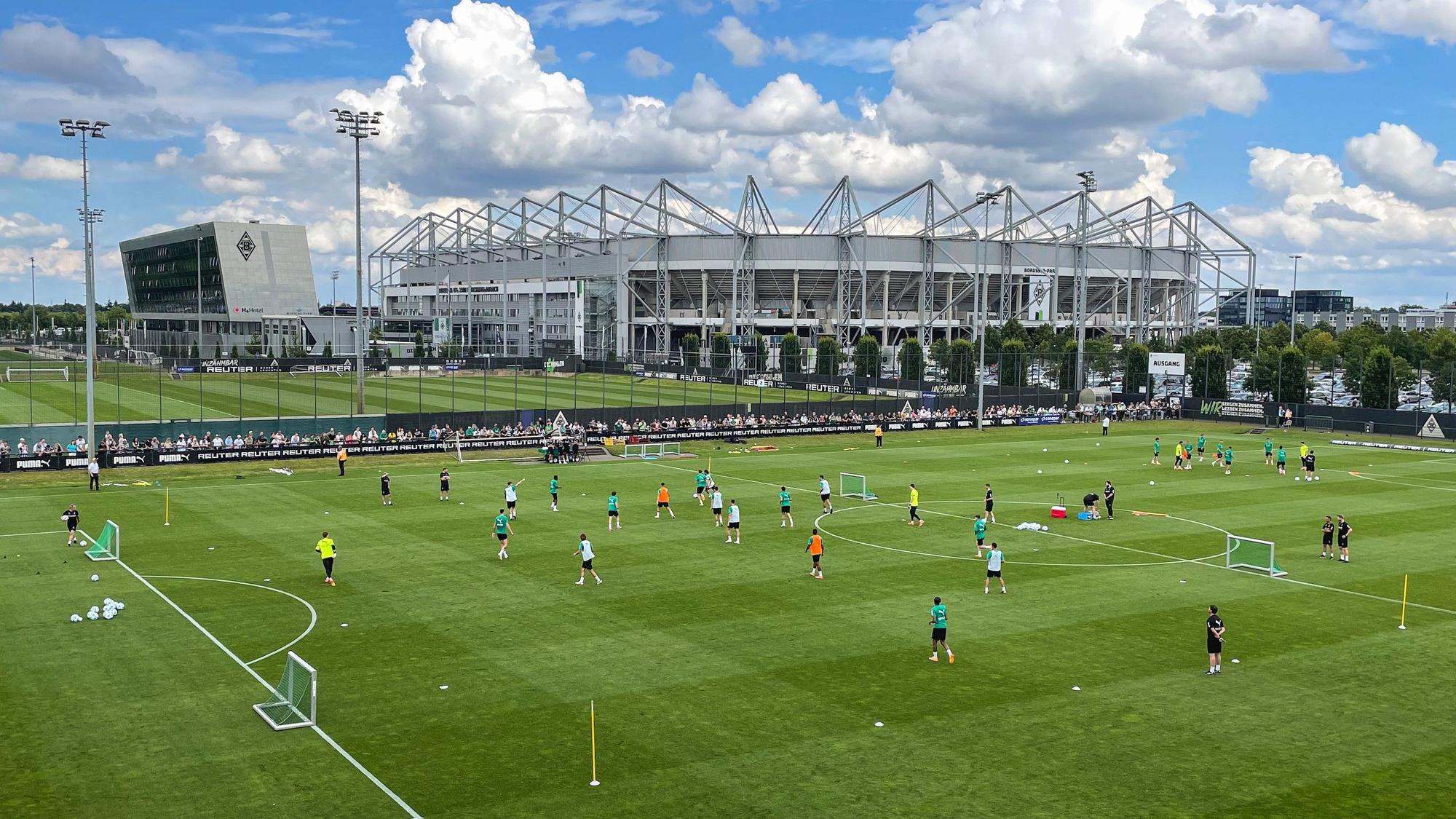 Die Spieler von Borussia Mönchengladbach bei einer Spielform im Training.