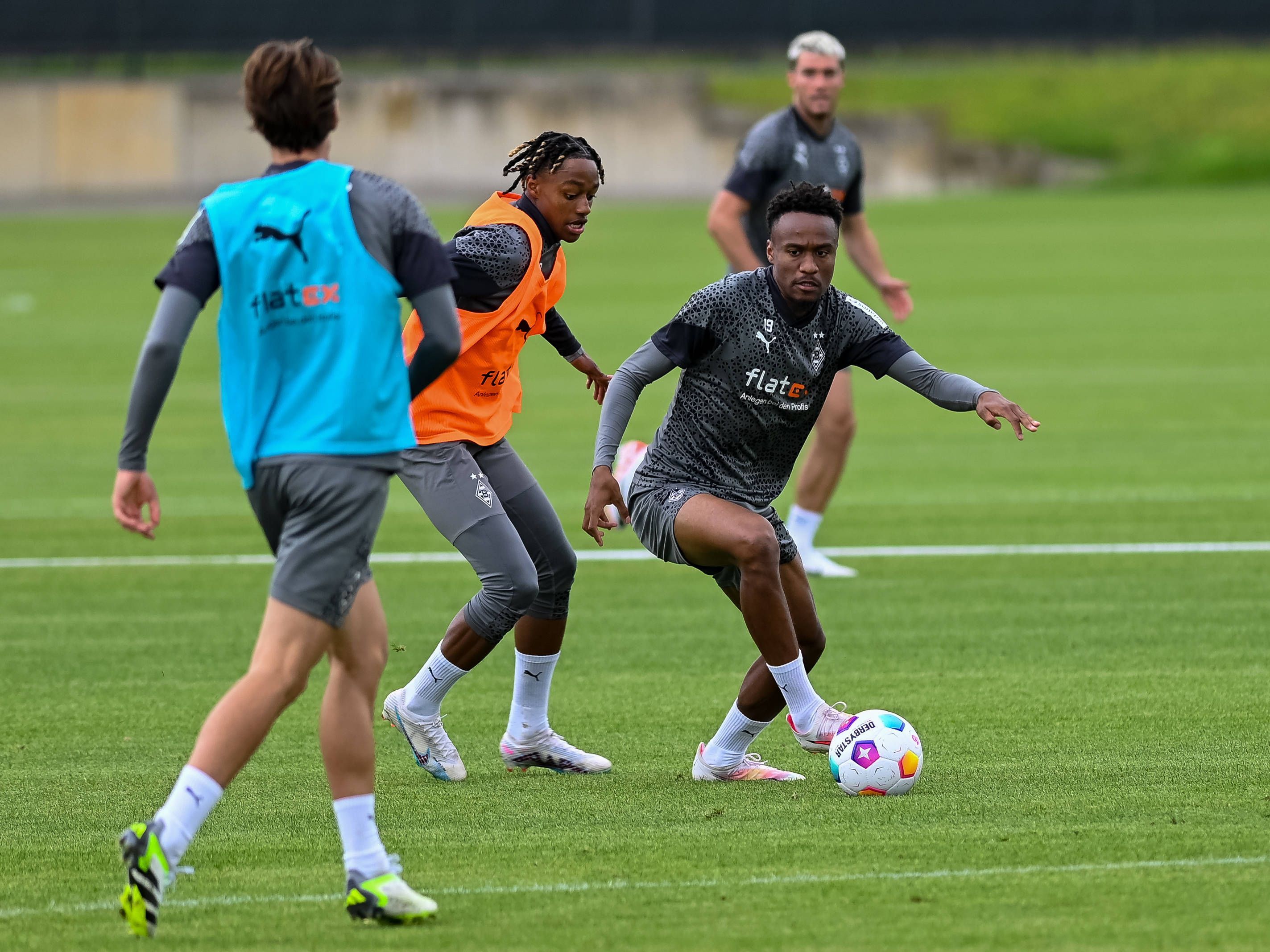 Yvandro Borges Sanches im Trainings-Duell mit Nathan Ngoumou.