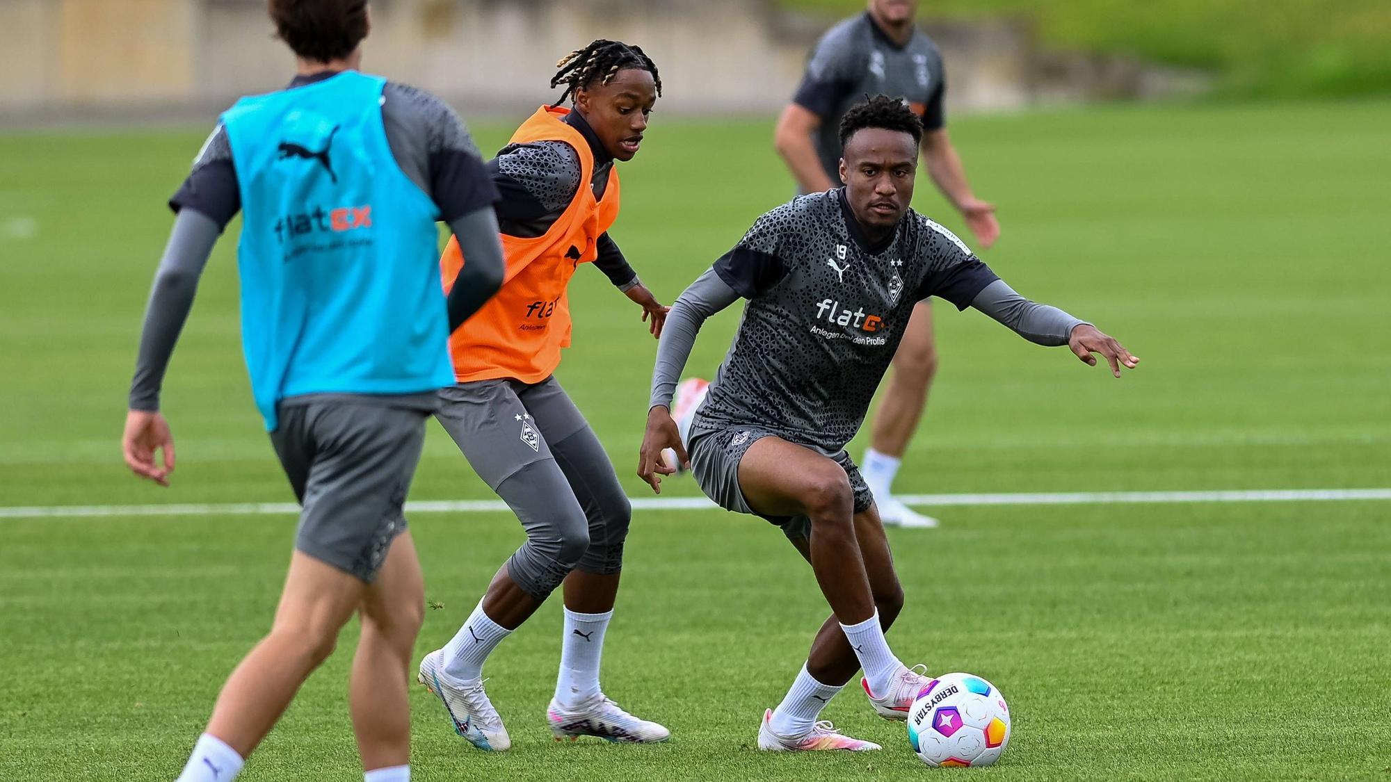 Yvandro Borges Sanches im Trainings-Duell mit Nathan Ngoumou.