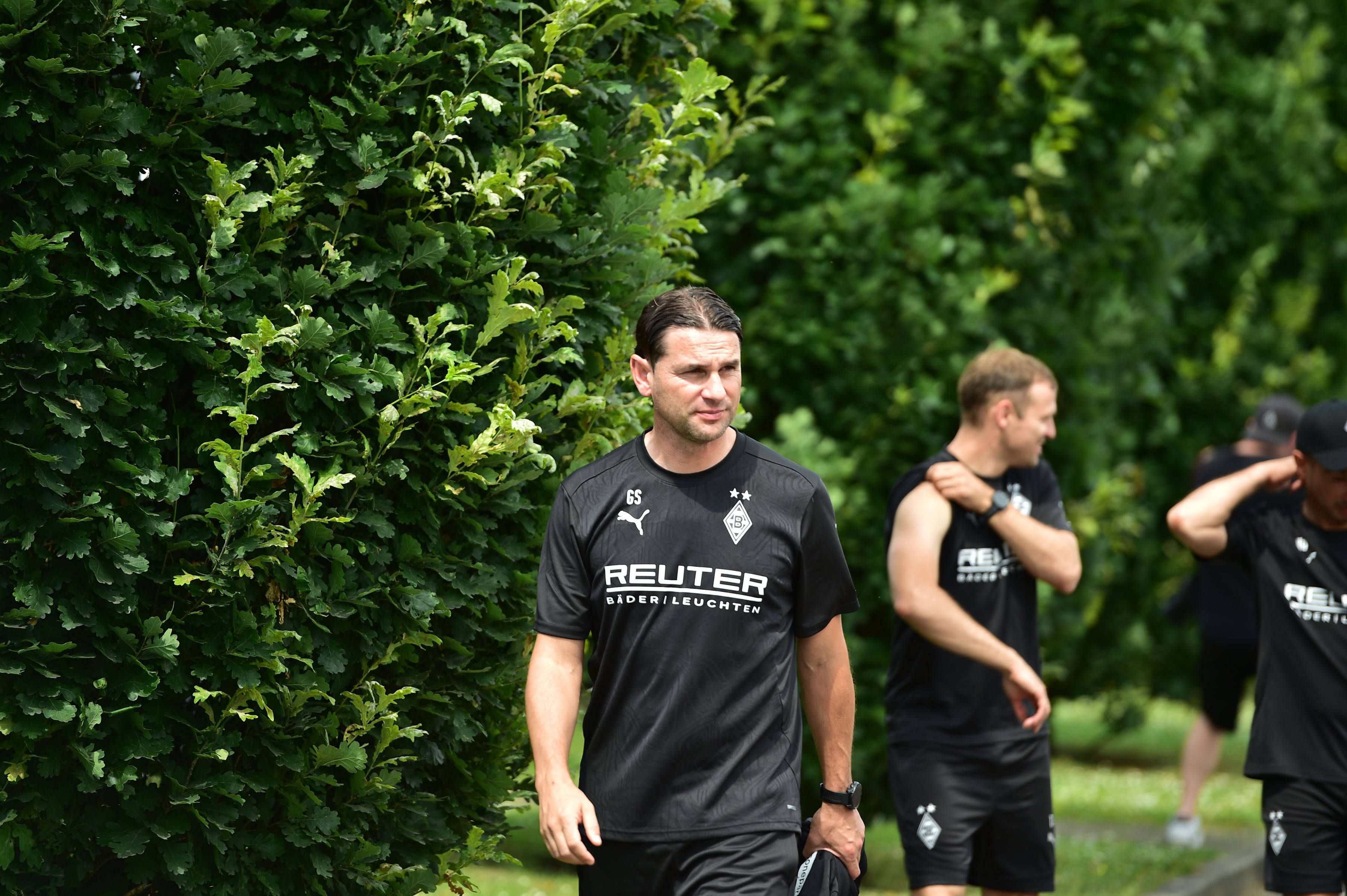 Gerardo Seoane im Trainingsshirt. Tony Jantschke steht im Hintergrund.