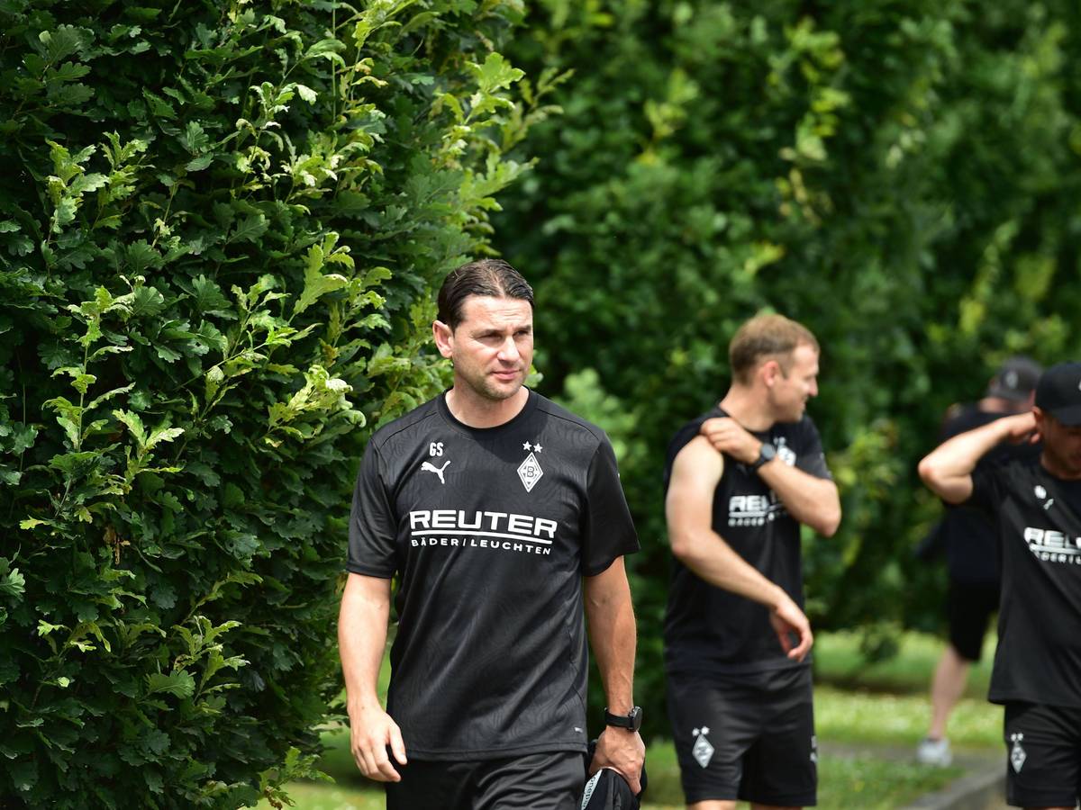 Gerardo Seoane im Trainingsshirt. Tony Jantschke steht im Hintergrund.