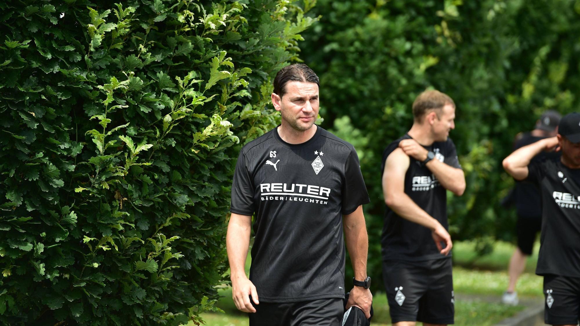 Gerardo Seoane im Trainingsshirt. Tony Jantschke steht im Hintergrund.