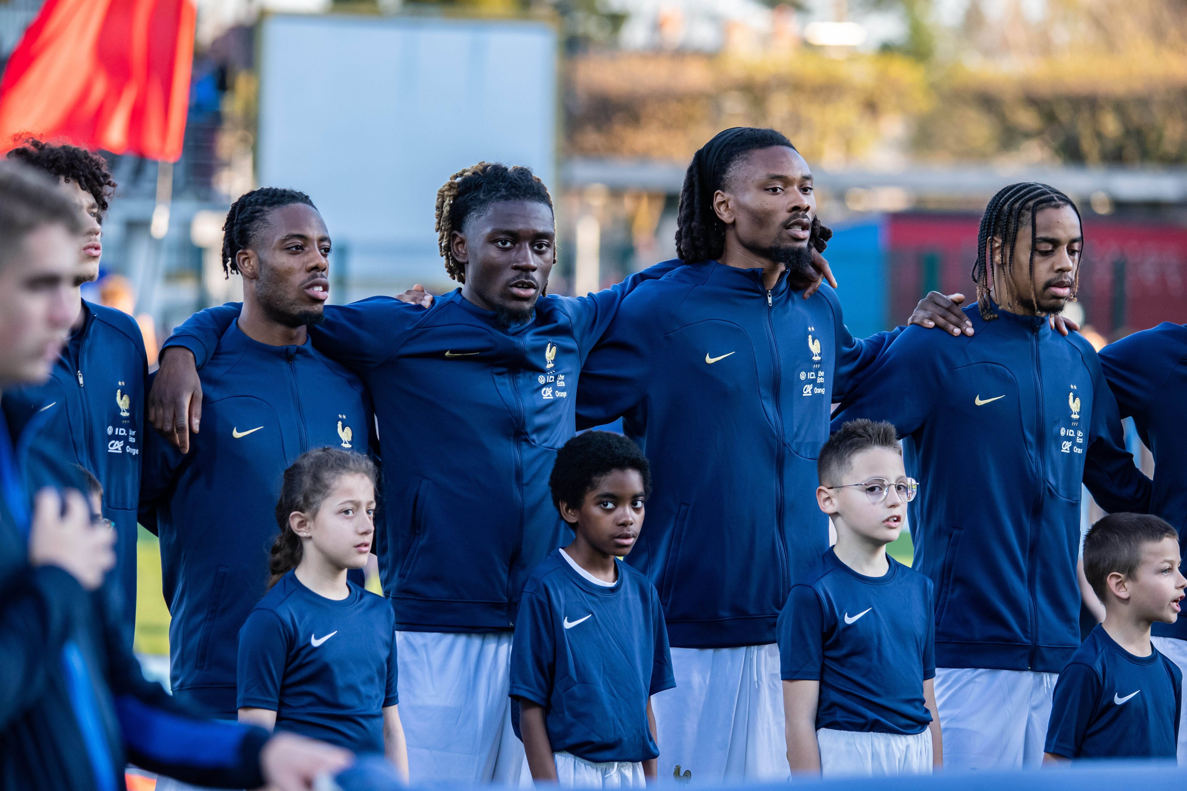 Die französische U23 bei der Nationalhymne.