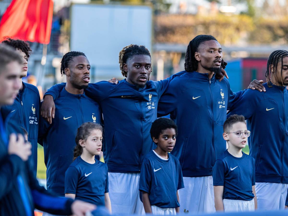 Die französische U23 bei der Nationalhymne.