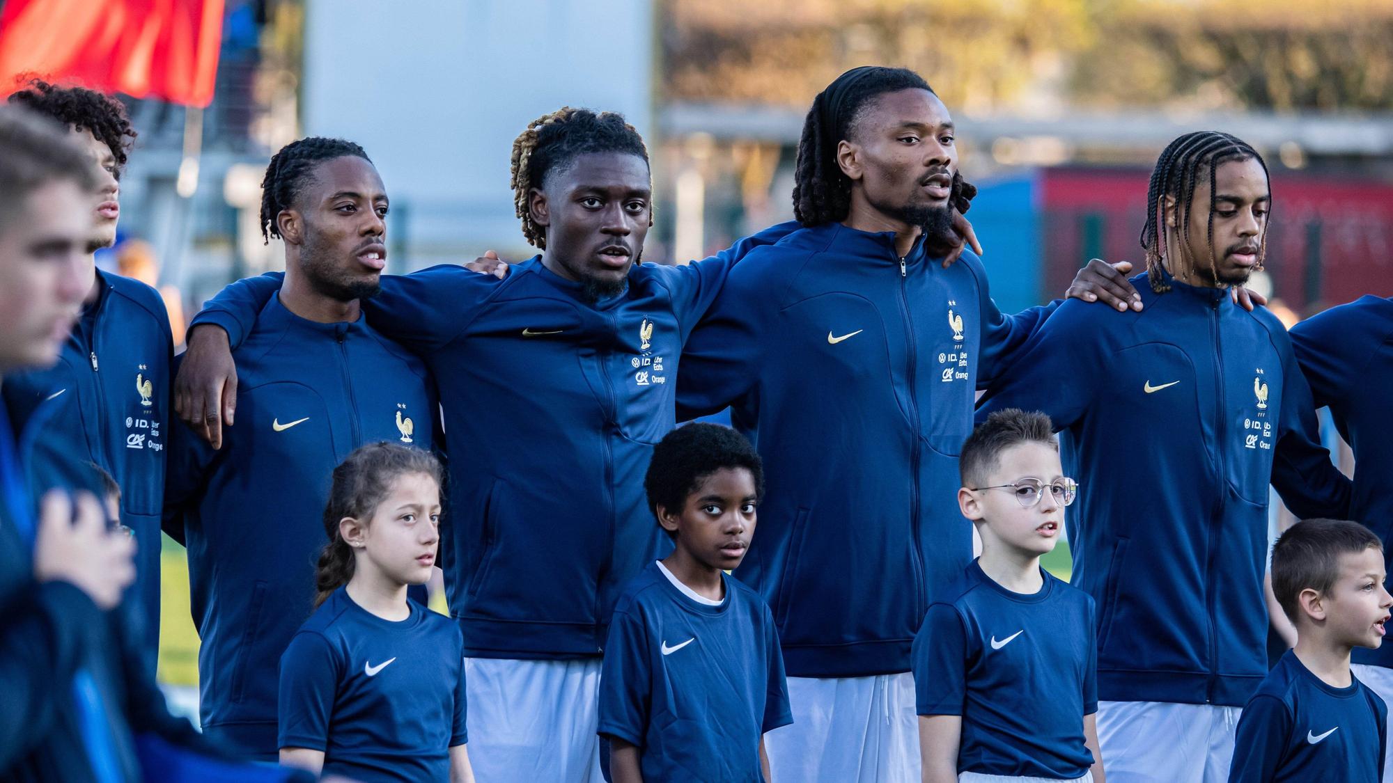 Die französische U23 bei der Nationalhymne.
