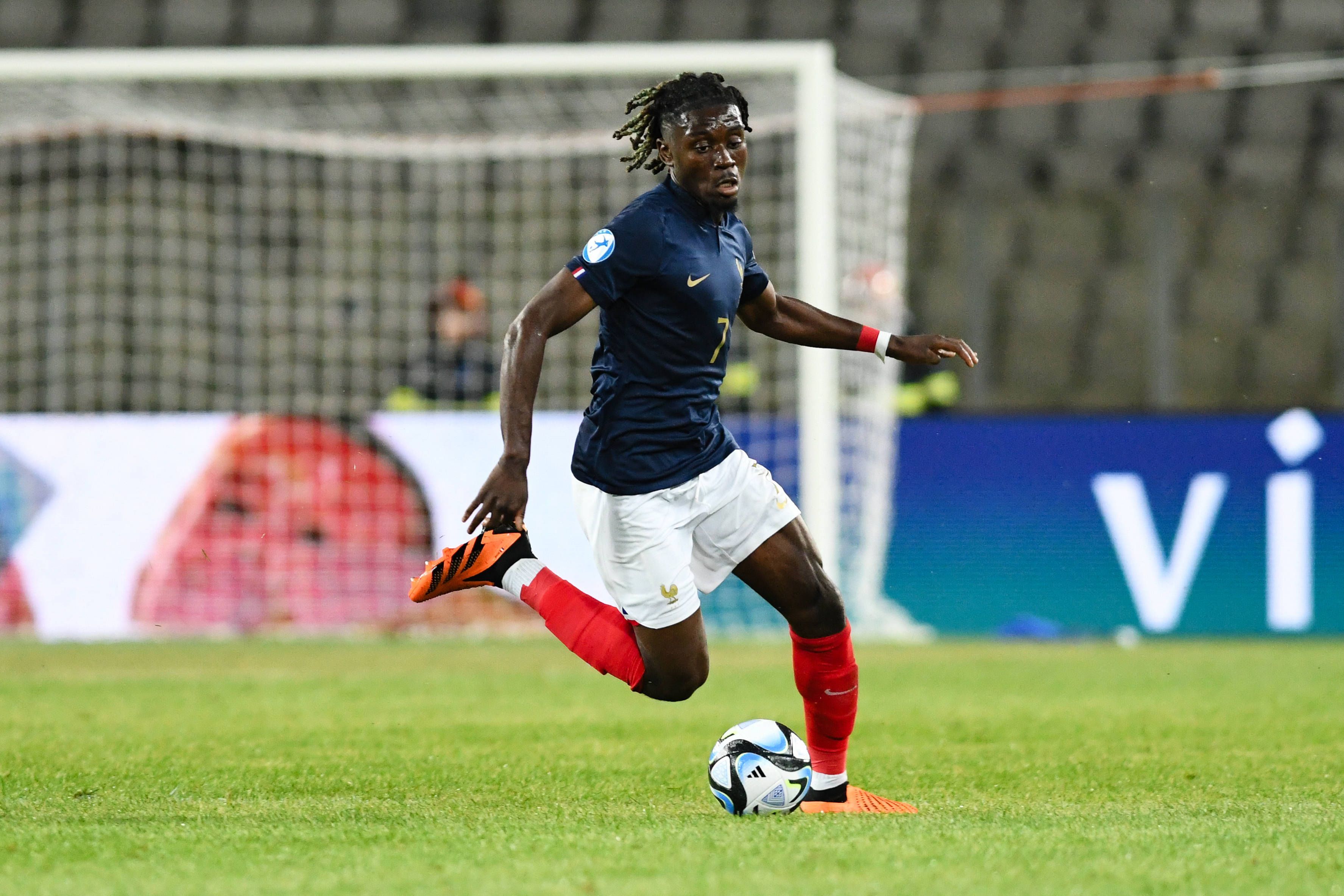 Manu Koné am Ball im Frankreich-Trikot.