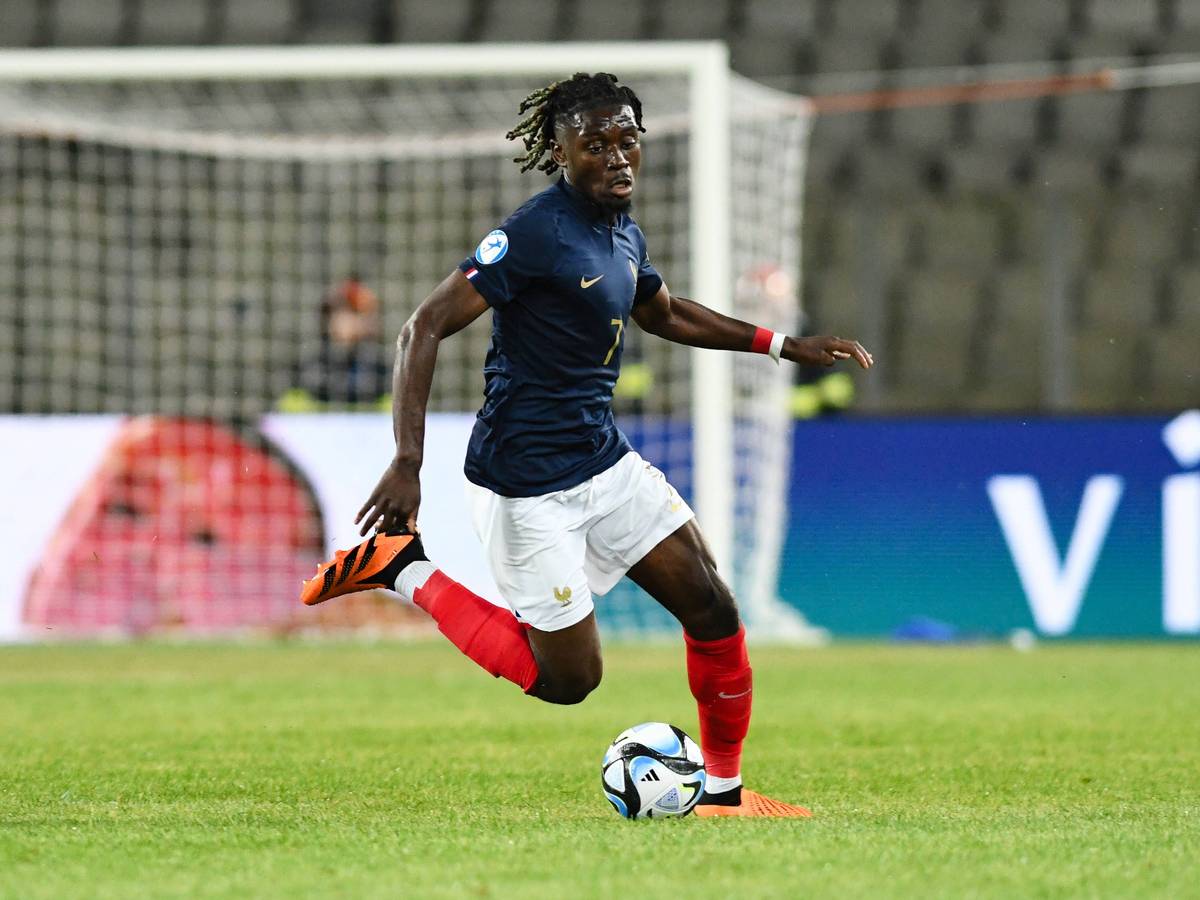 Manu Koné am Ball im Frankreich-Trikot.