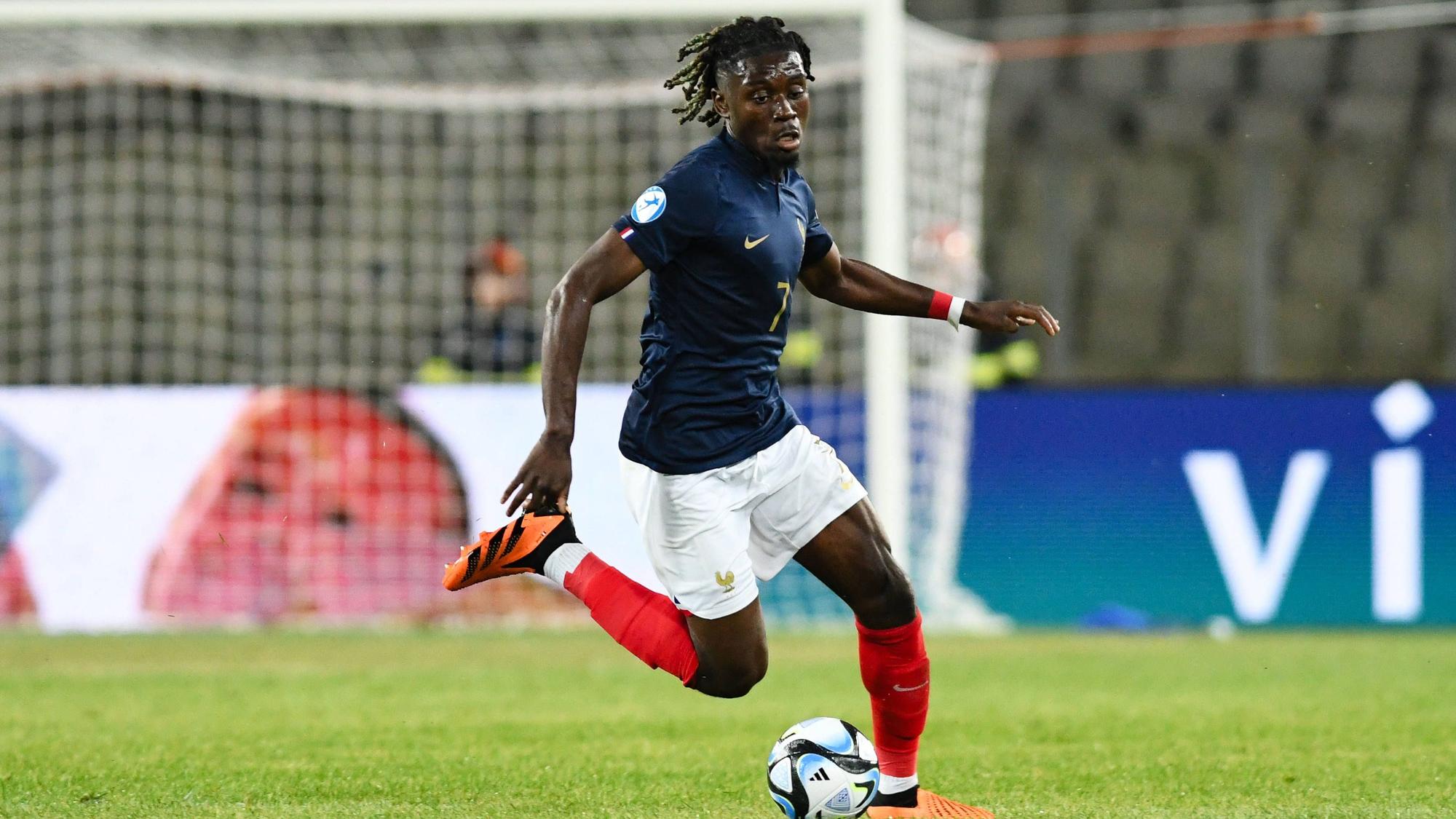 Manu Koné am Ball im Frankreich-Trikot.