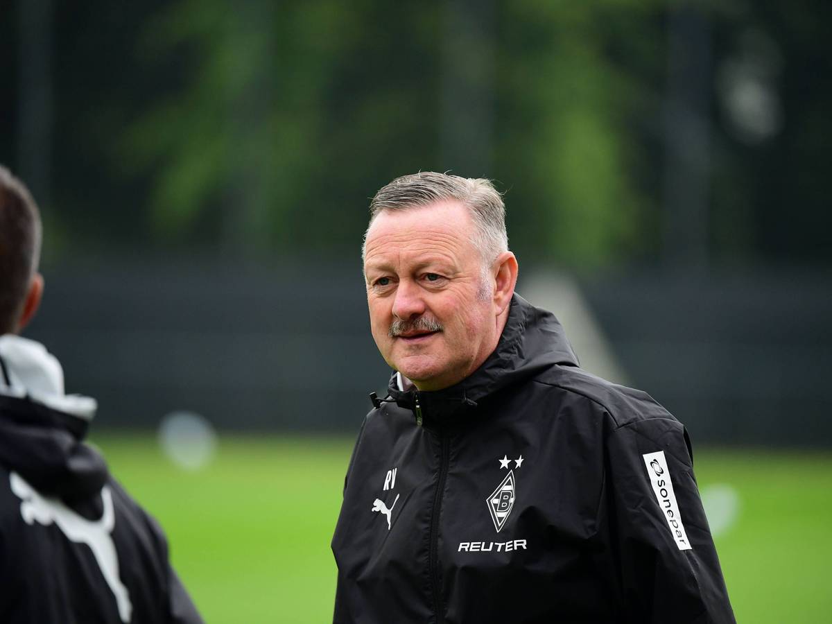 Roland Virkus in einer Jacke von Borussia Mönchengladbach.