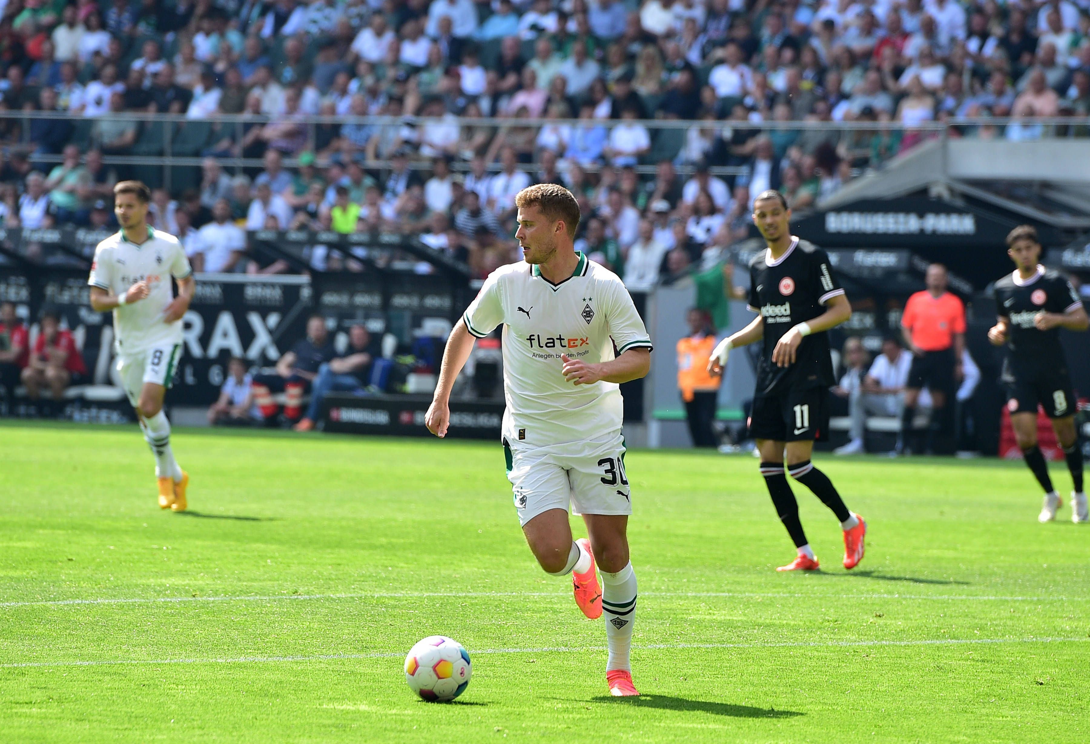 Nico Elvedi am Ball im Heimtrikot.