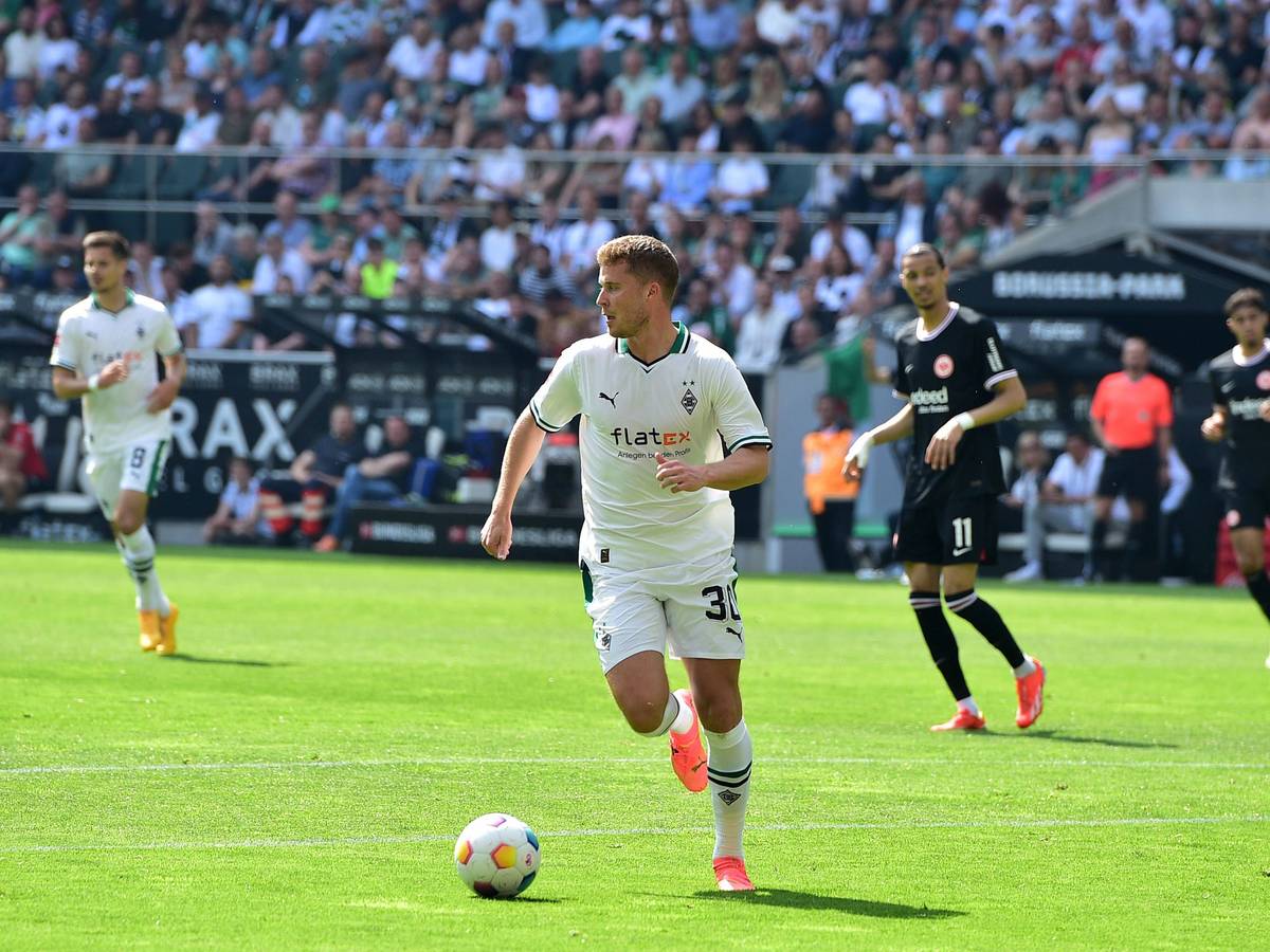 Nico Elvedi am Ball im Heimtrikot.