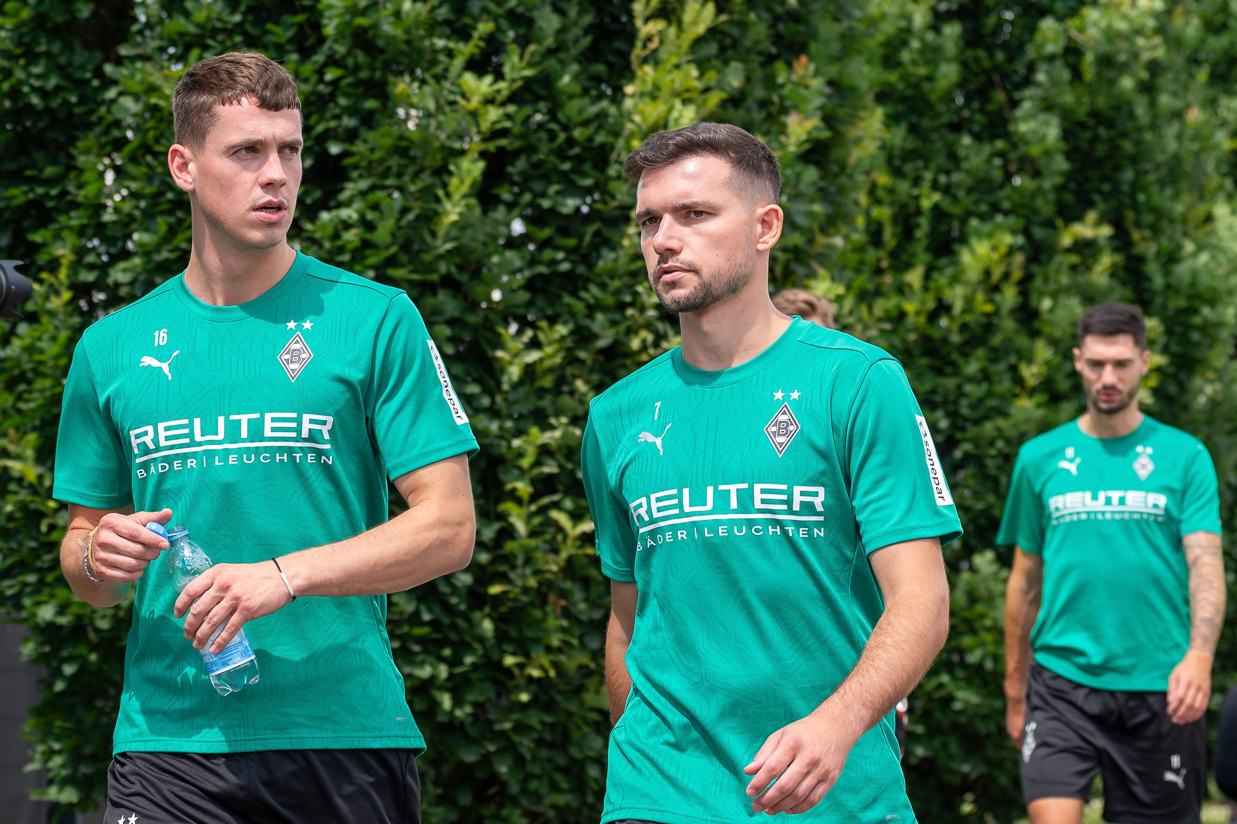 Philipp Sander, Kevin Stöger und Tim Kleindienst in Trainings-Shirts.