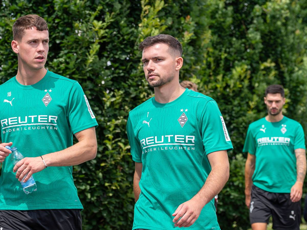 Philipp Sander, Kevin Stöger und Tim Kleindienst in Trainings-Shirts.