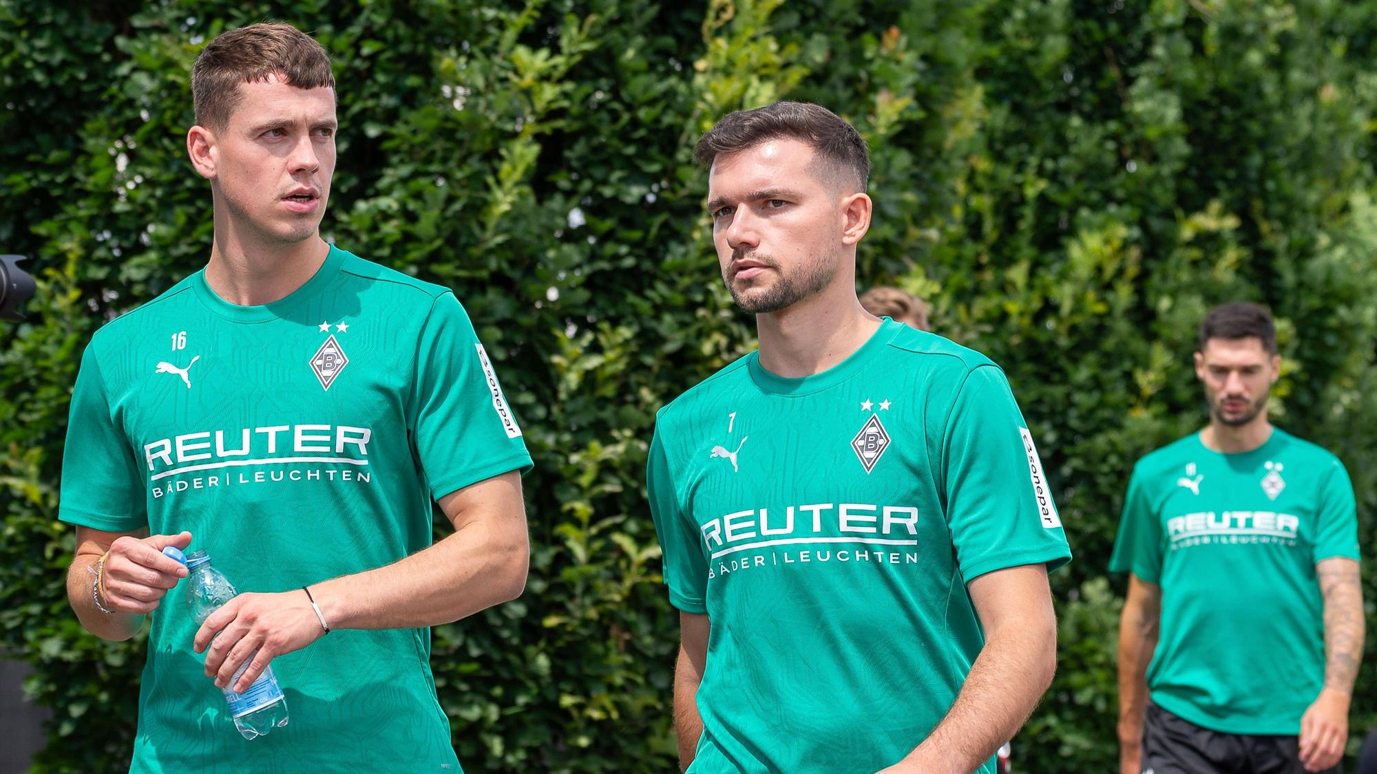 Philipp Sander, Kevin Stöger und Tim Kleindienst in Trainings-Shirts.