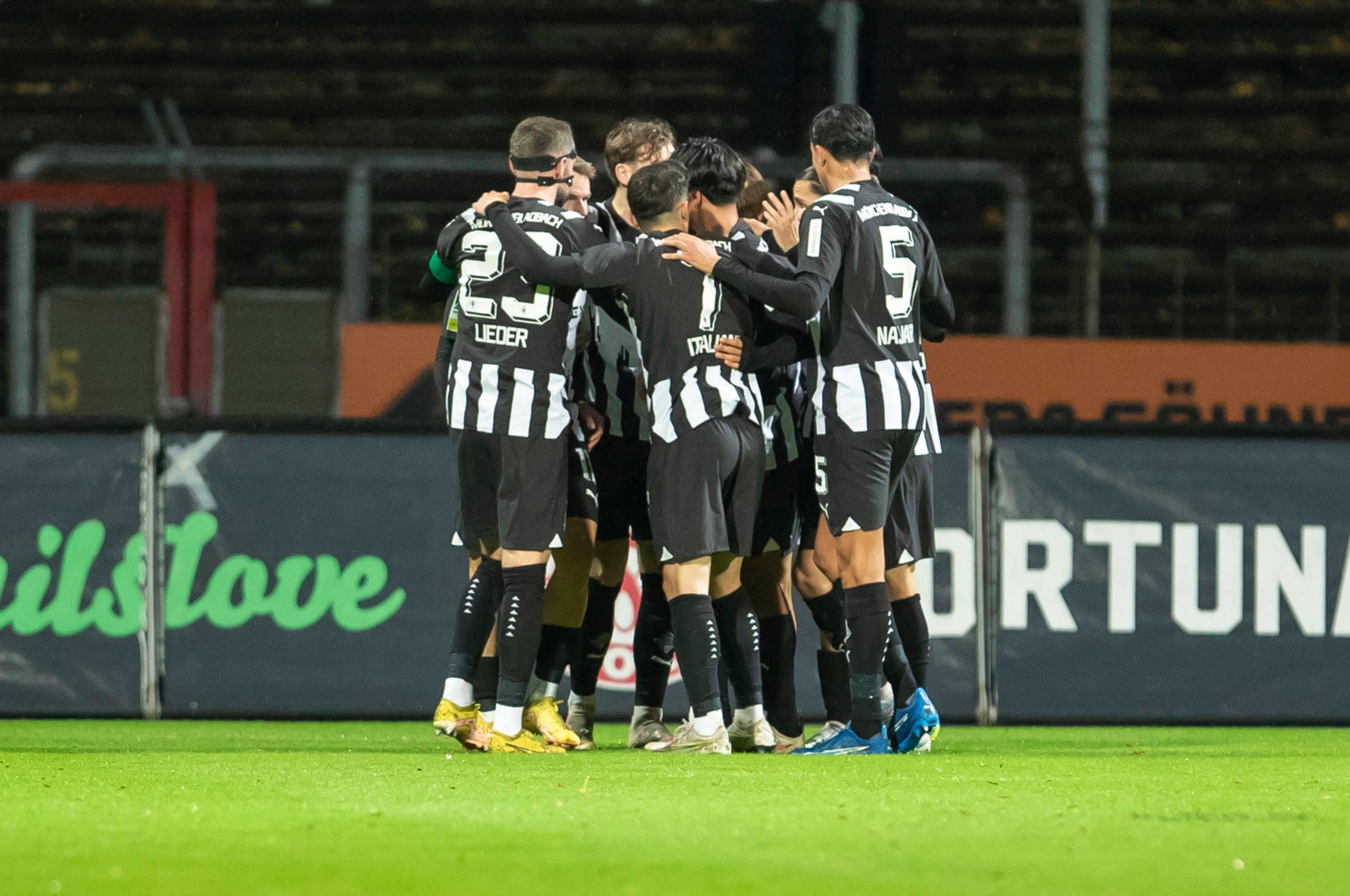 Die U23 von Borussia Mönchengladbach in einer Jubel-Traube.