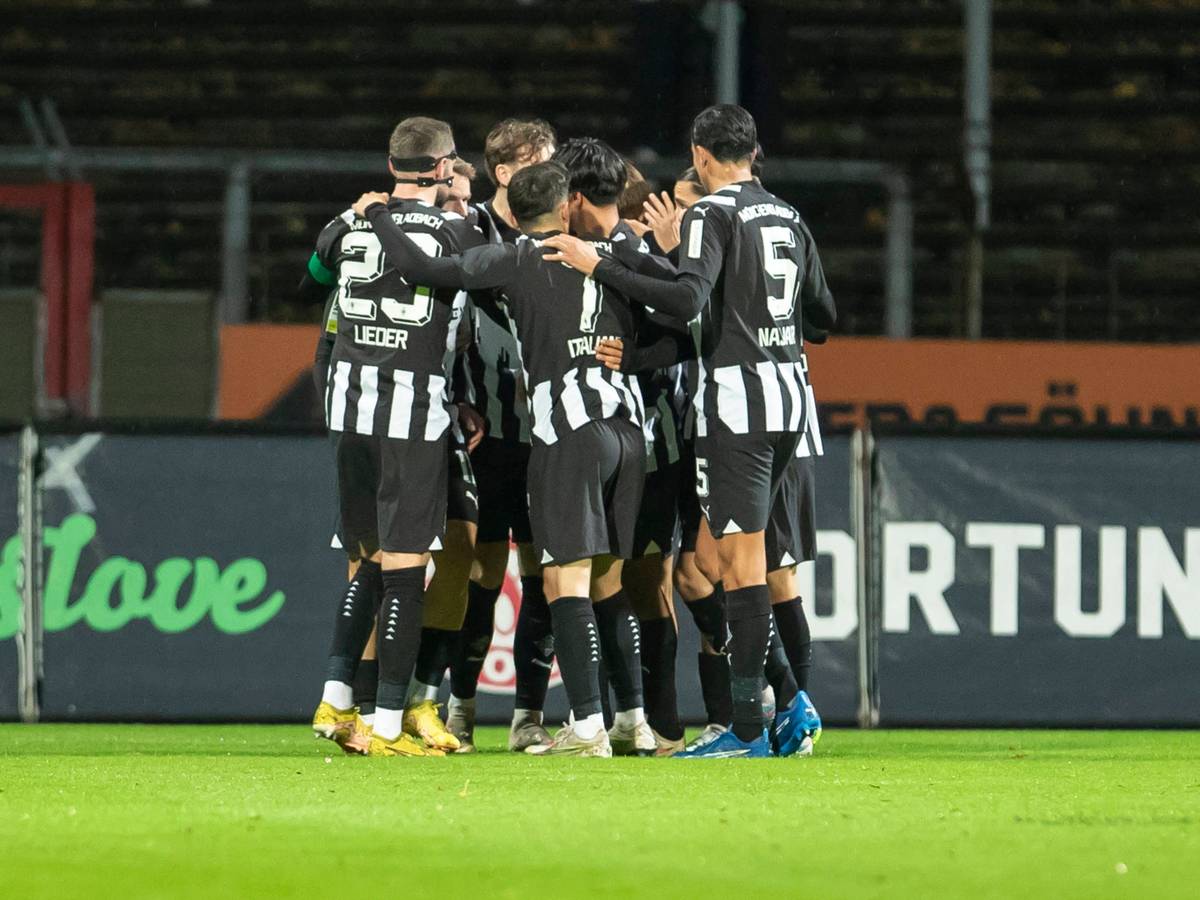Die U23 von Borussia Mönchengladbach in einer Jubel-Traube.