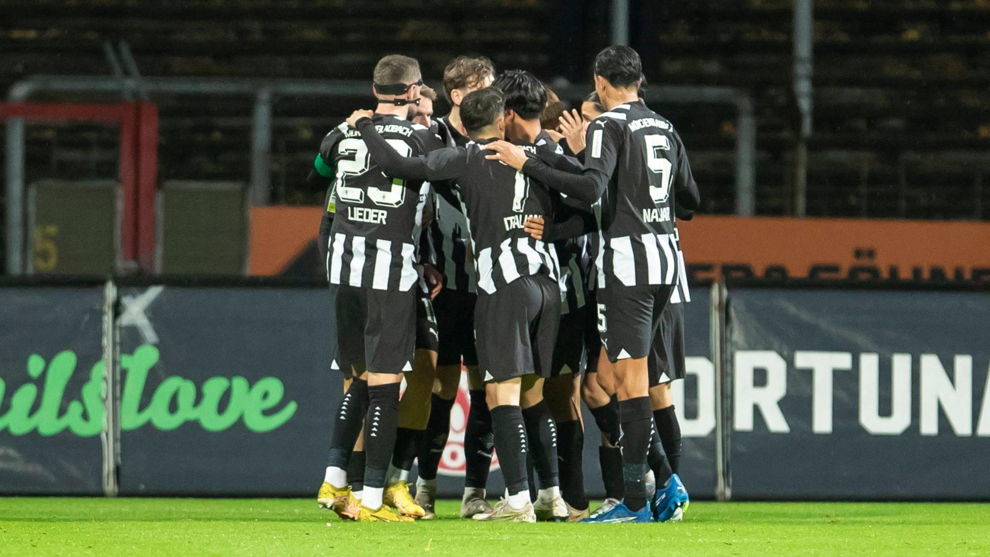 Die U23 von Borussia Mönchengladbach in einer Jubel-Traube.