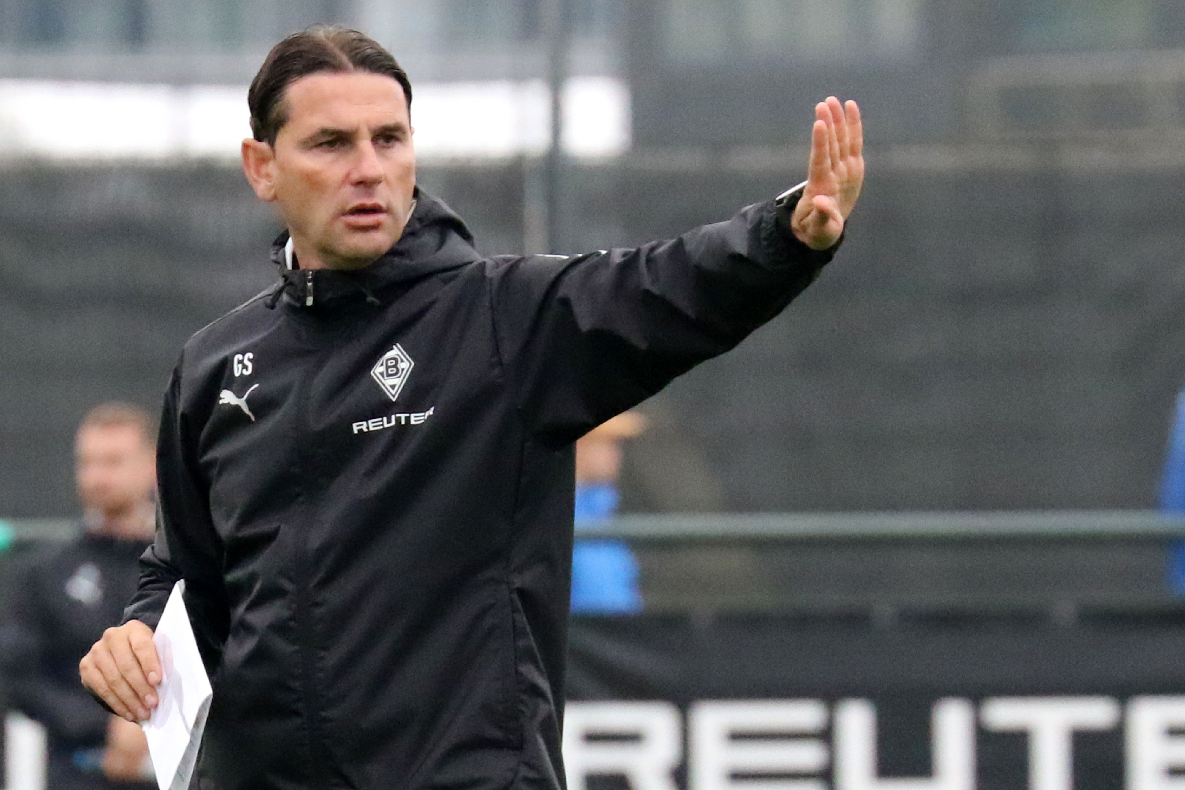 Gerardo Seoane hebt beim Training von Borussia Mönchengladbach die linke Hand.