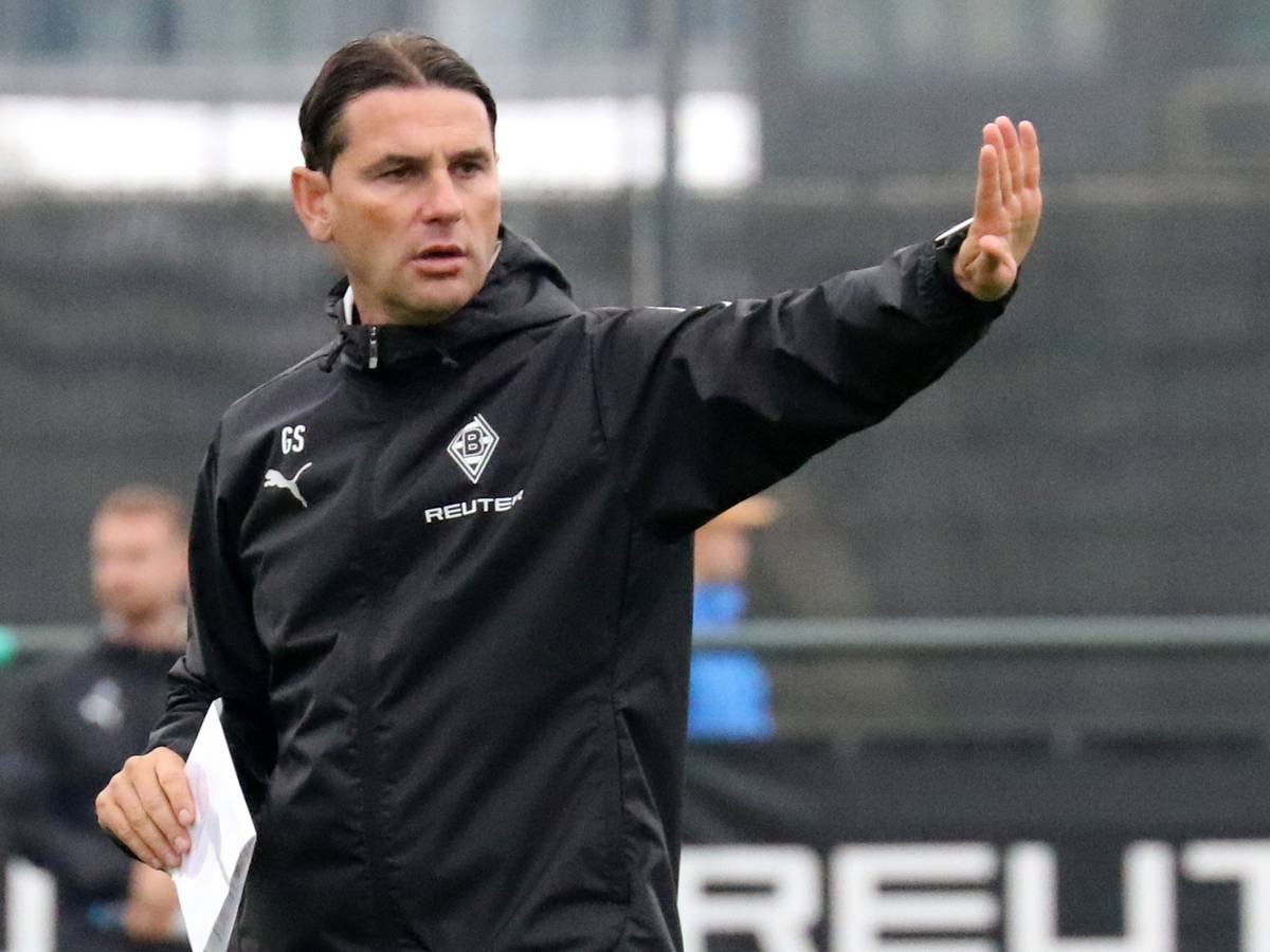 Gerardo Seoane hebt beim Training von Borussia Mönchengladbach die linke Hand.