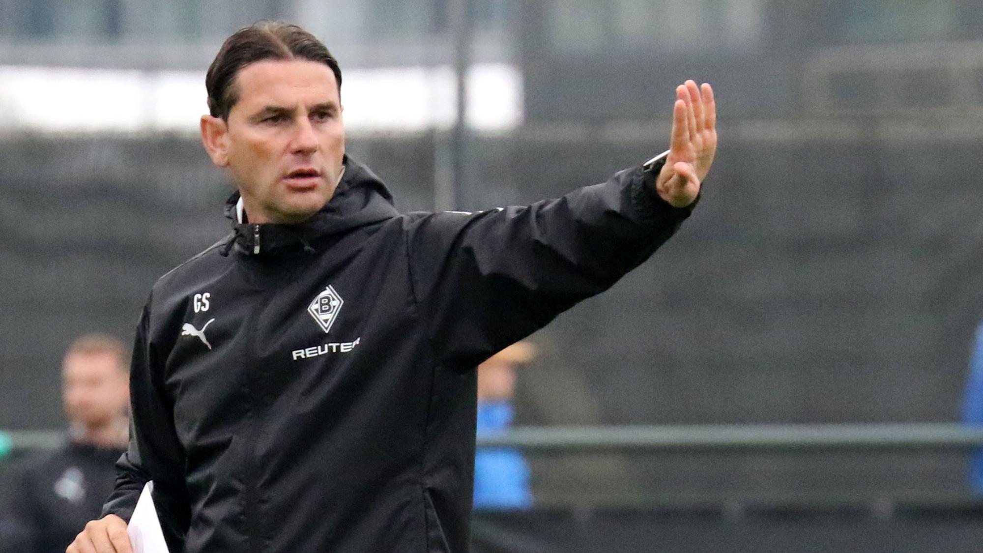 Gerardo Seoane hebt beim Training von Borussia Mönchengladbach die linke Hand.