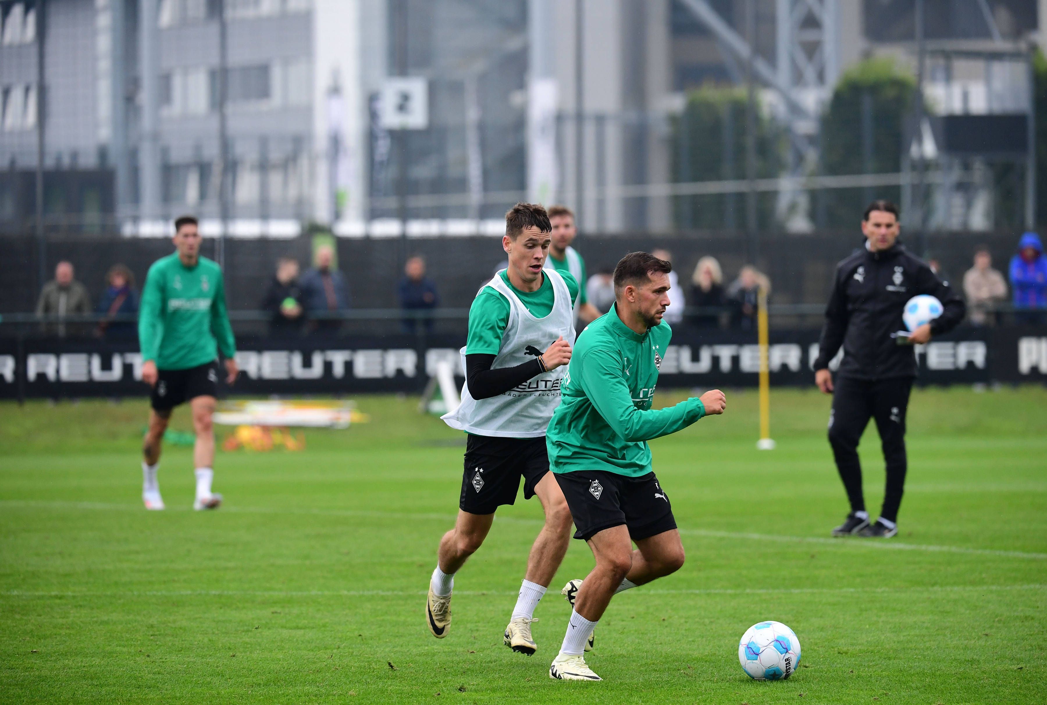 Die Fohlen-Neuzugänge Philipp Sander und Kevin Stöger beim Training.