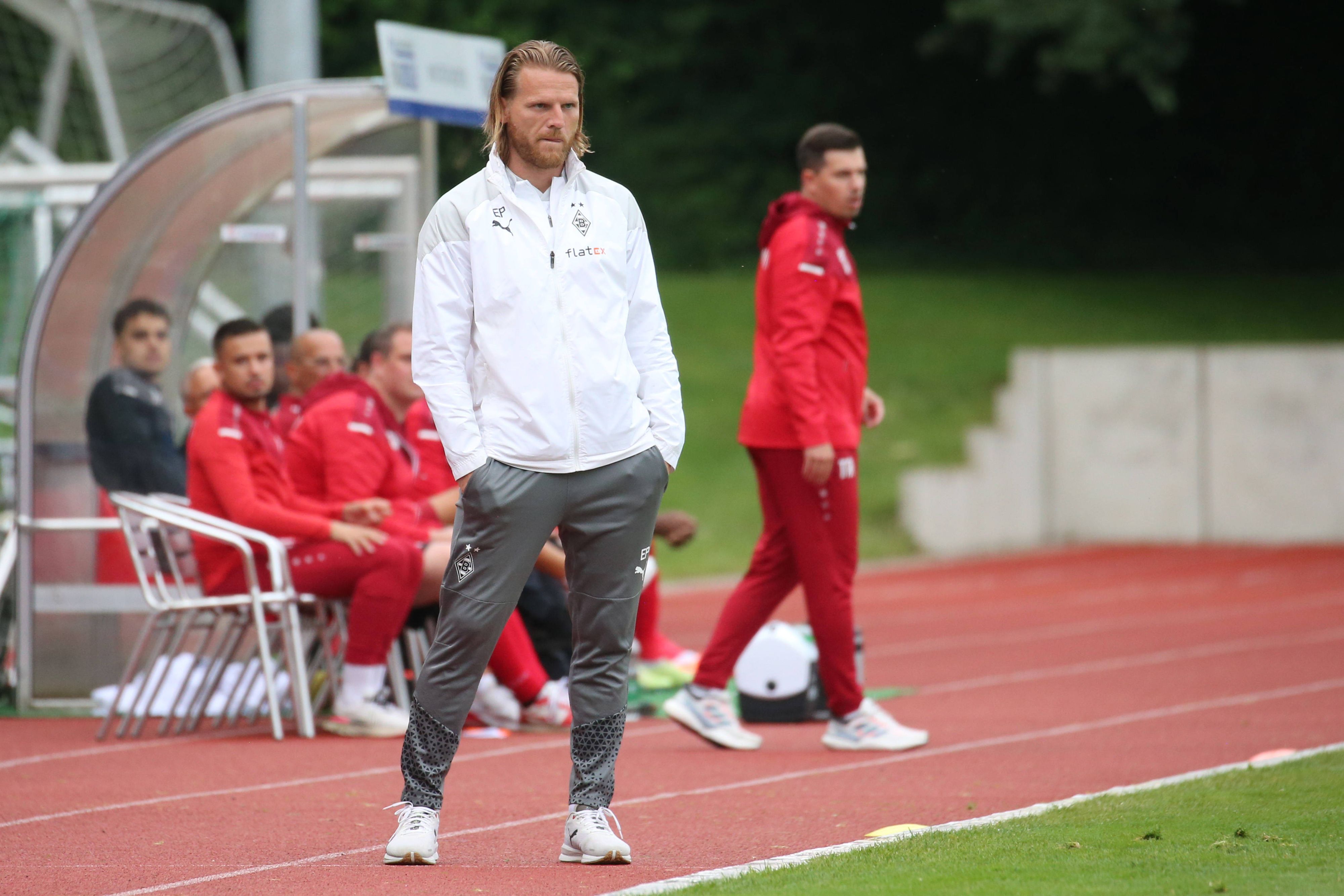 Eugen Polanski während eines Testspiels in der Coaching-Zone.