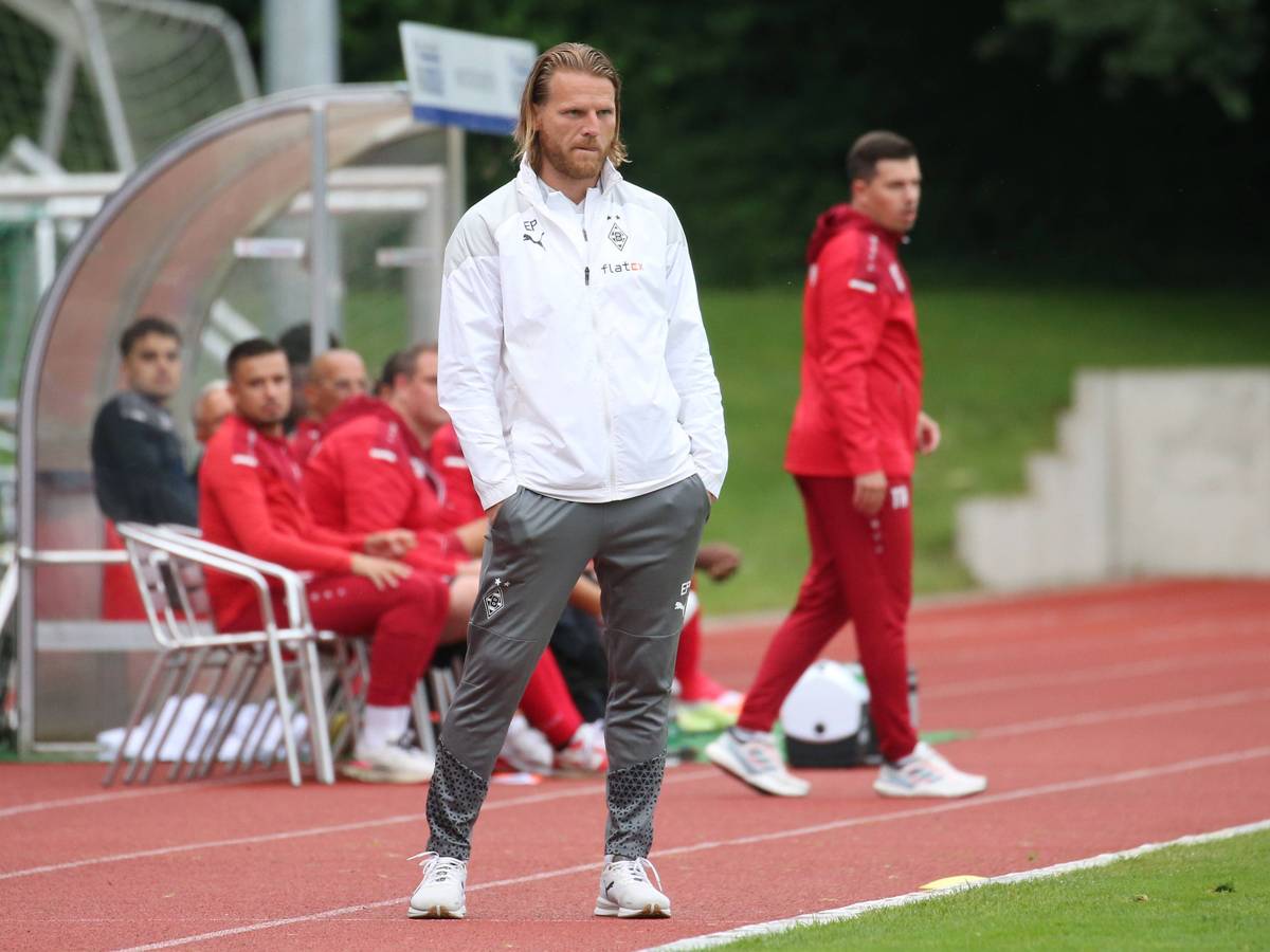 Eugen Polanski während eines Testspiels in der Coaching-Zone.