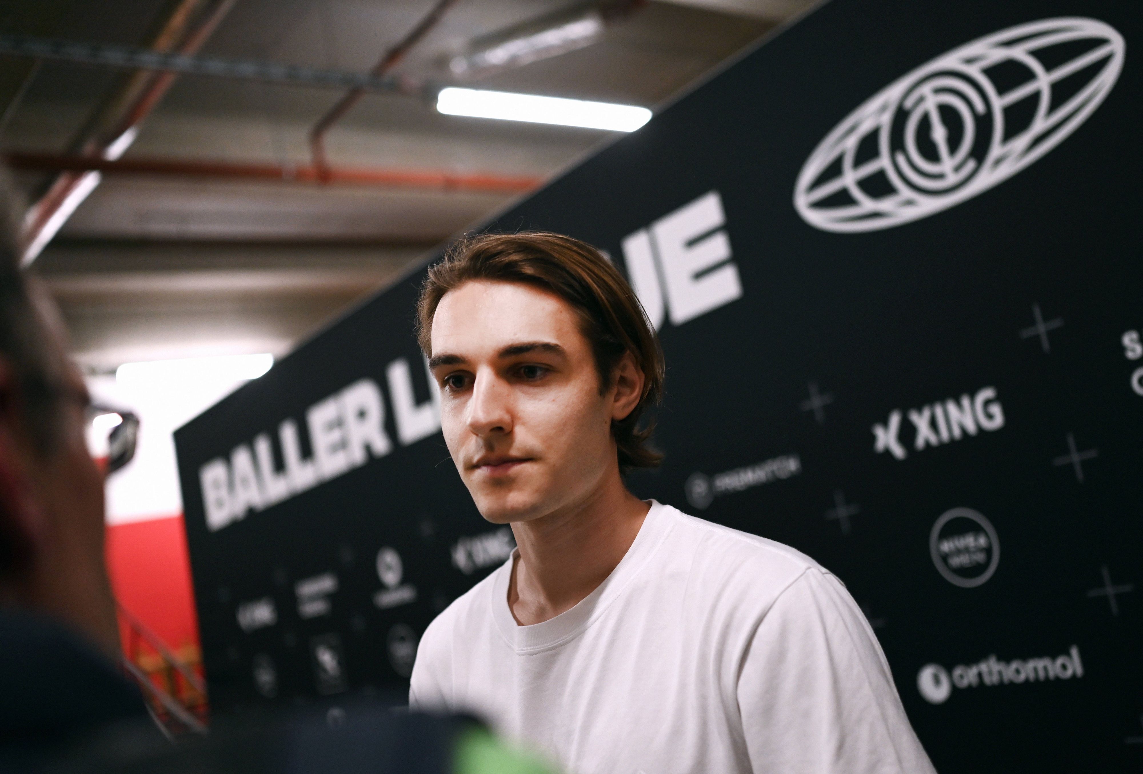 Florian Neuhaus gibt ein Interview.