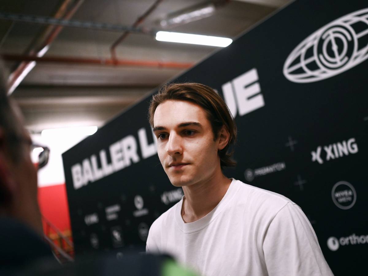 Florian Neuhaus gibt ein Interview.