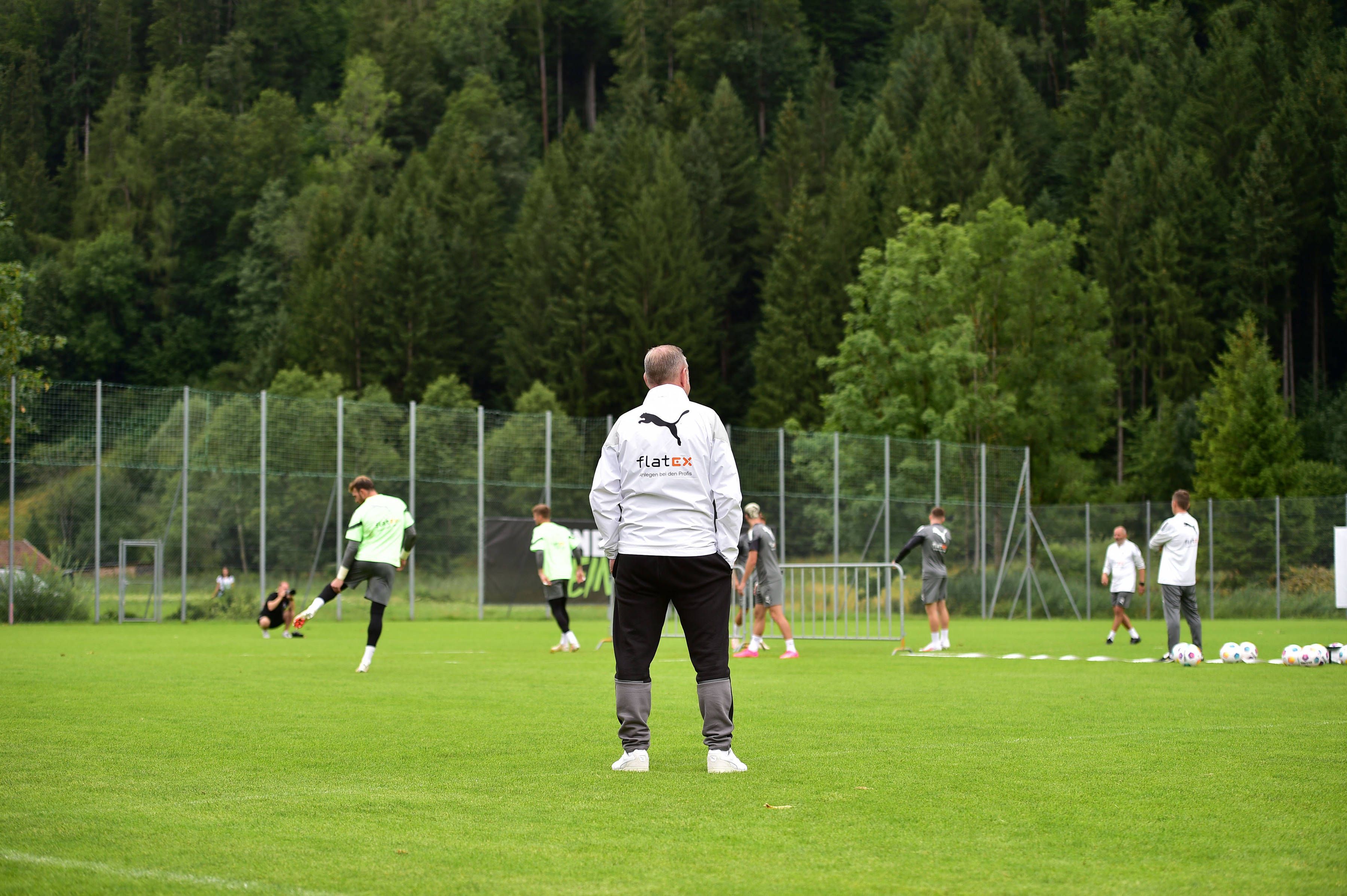Roland Virkus beobachtet das Trainingslager.