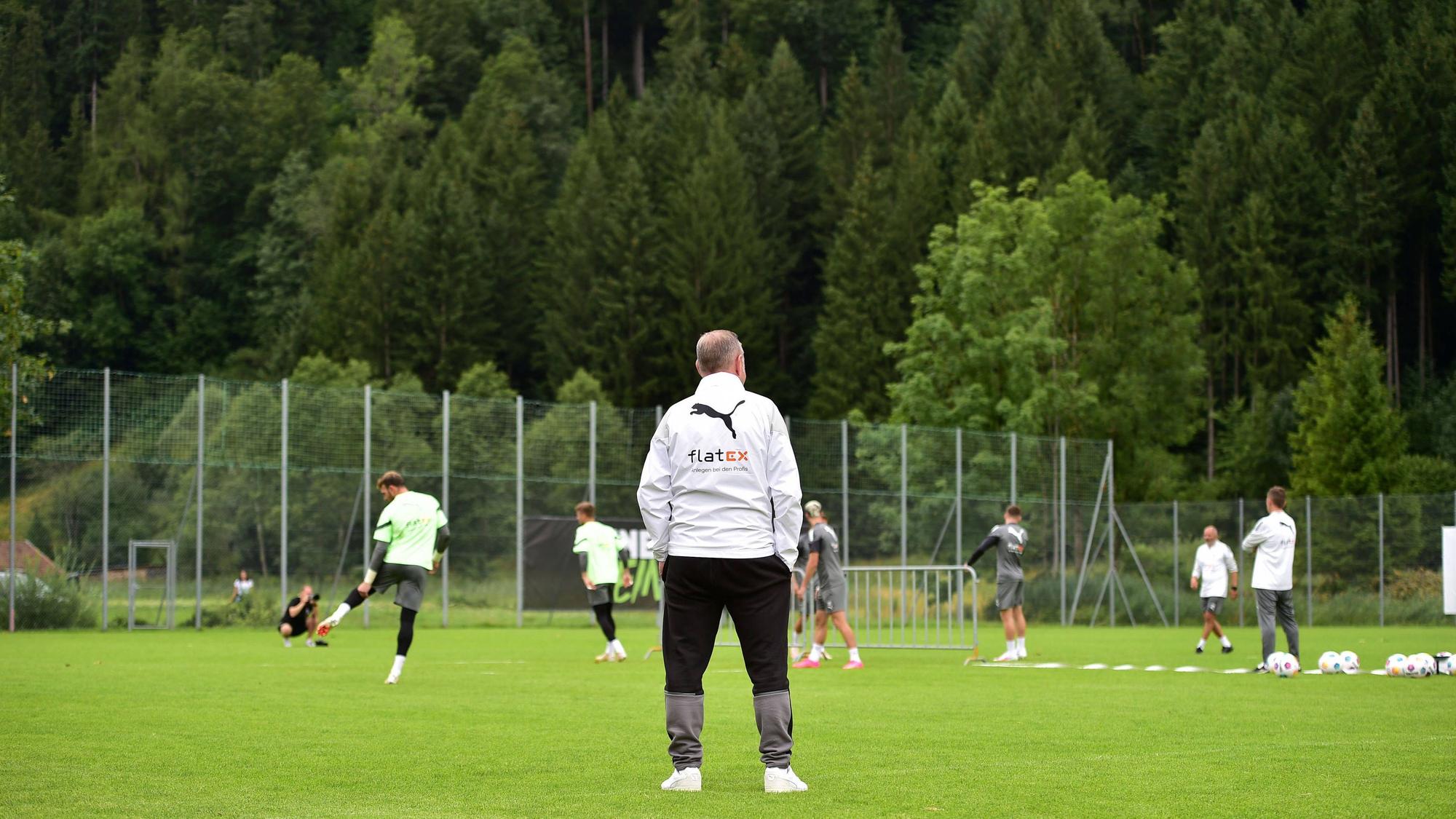 Roland Virkus beobachtet das Trainingslager.
