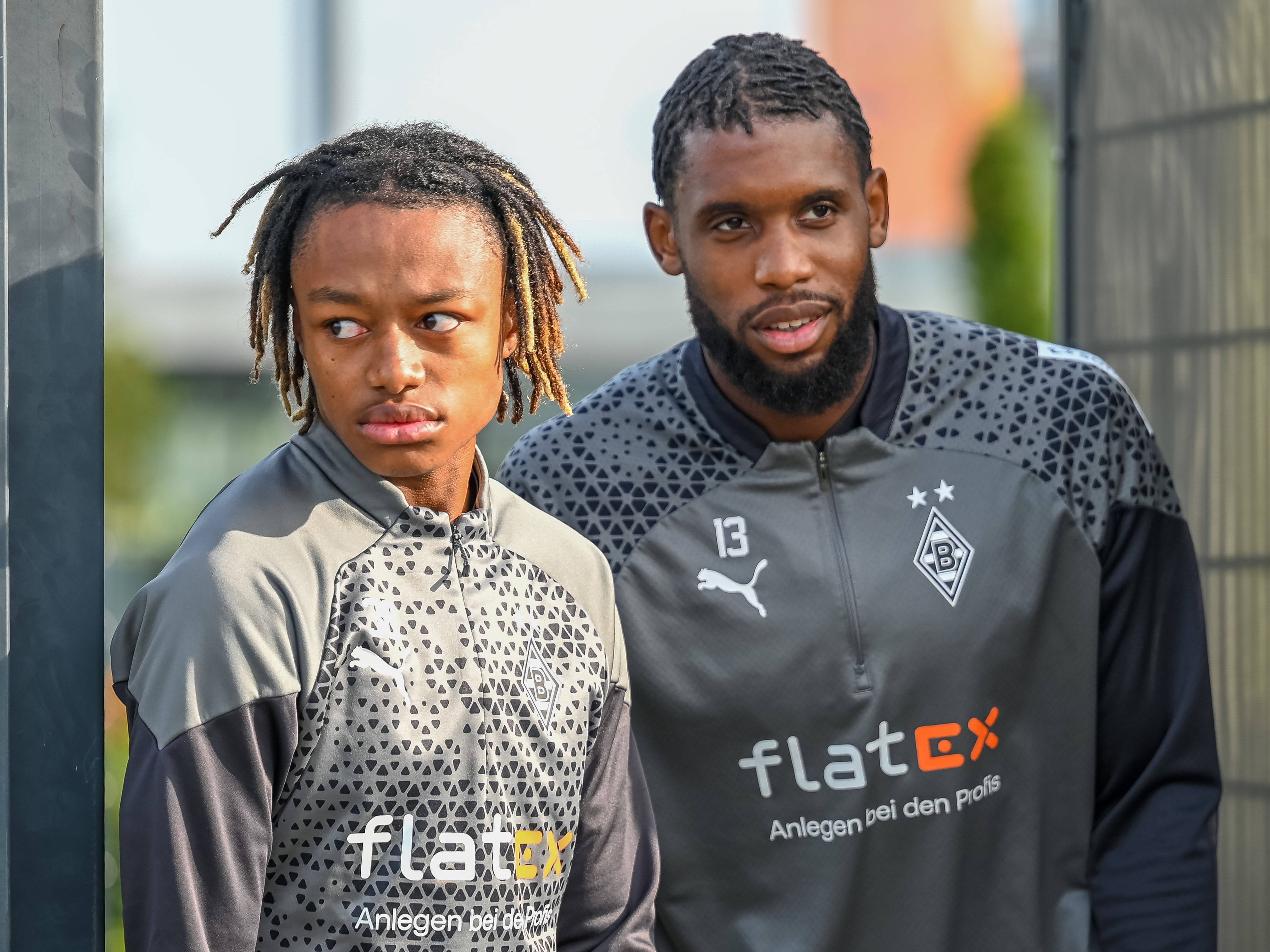 Yvandro Borges Sanches und Jordan Siebatcheu betreten den Trainingsplatz.