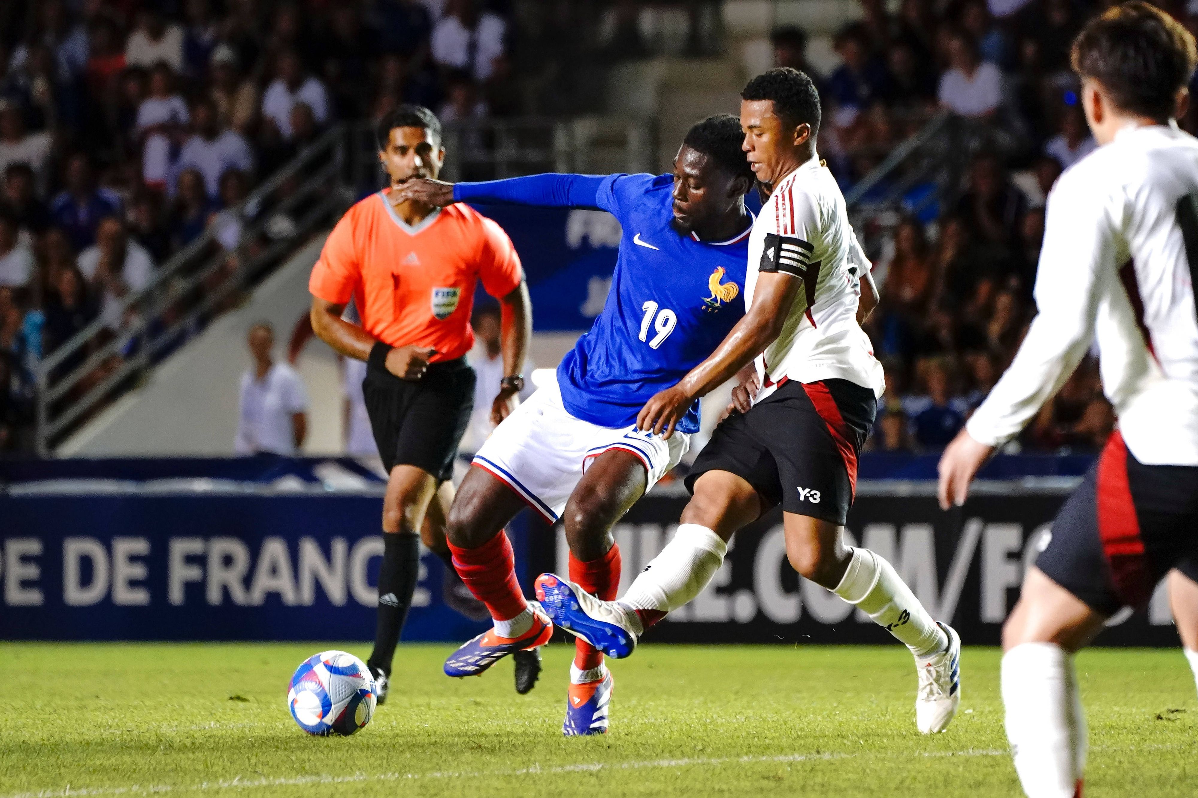 Manu Koné bei einem Zweikampf.
