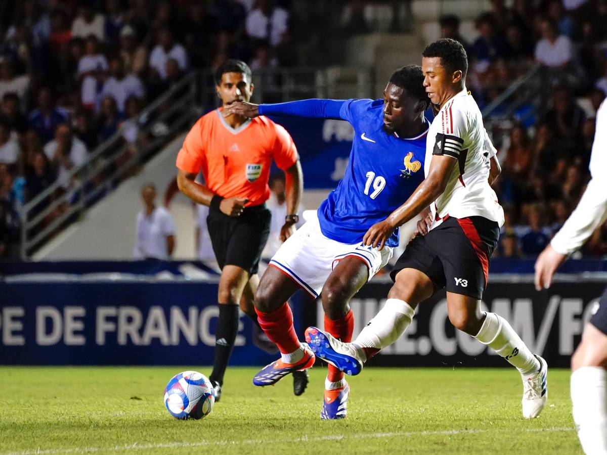 Manu Koné bei einem Zweikampf.
