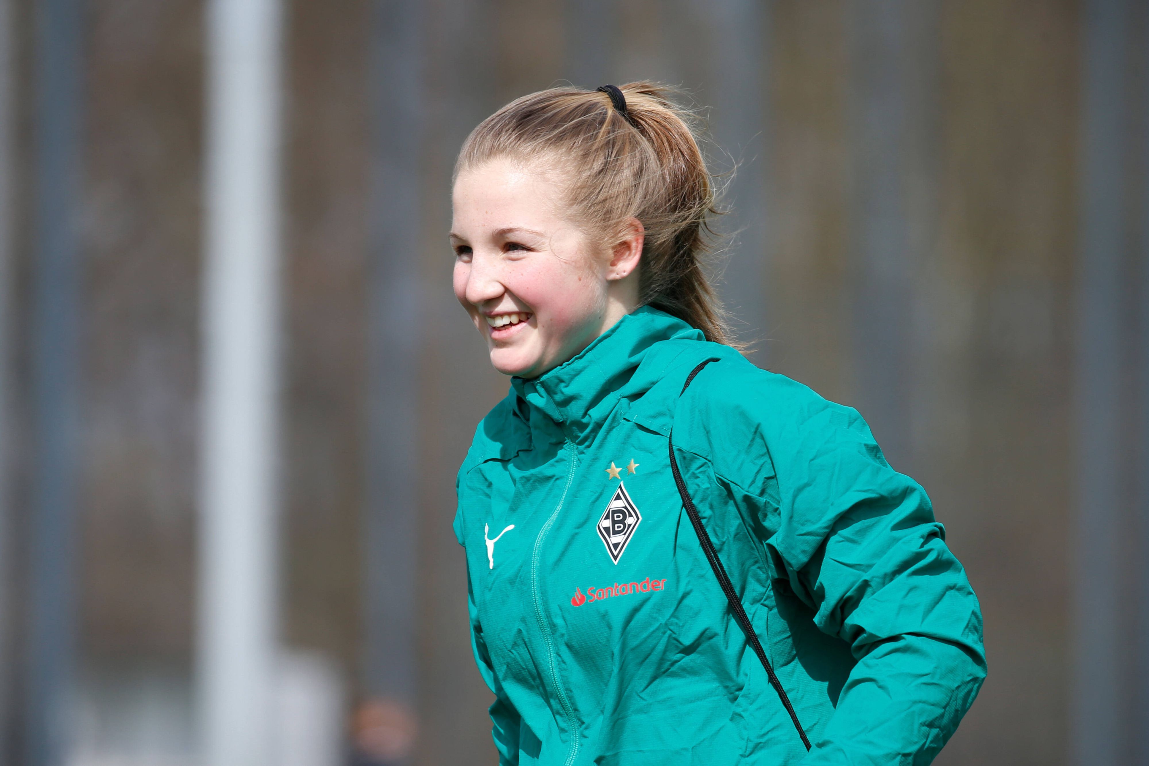 Jil Frehse in einer Gladbach-Jacke.