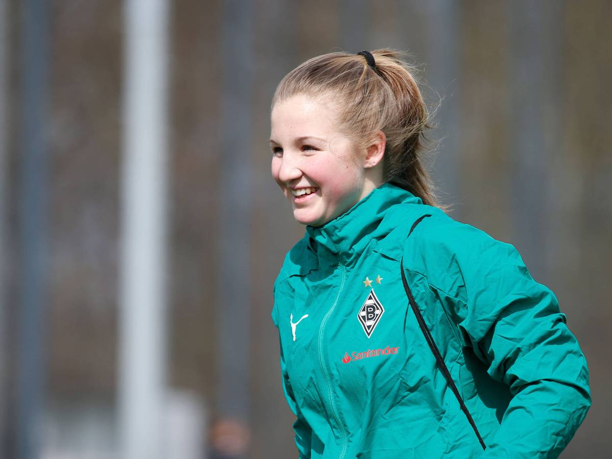 Jil Frehse in einer Gladbach-Jacke.