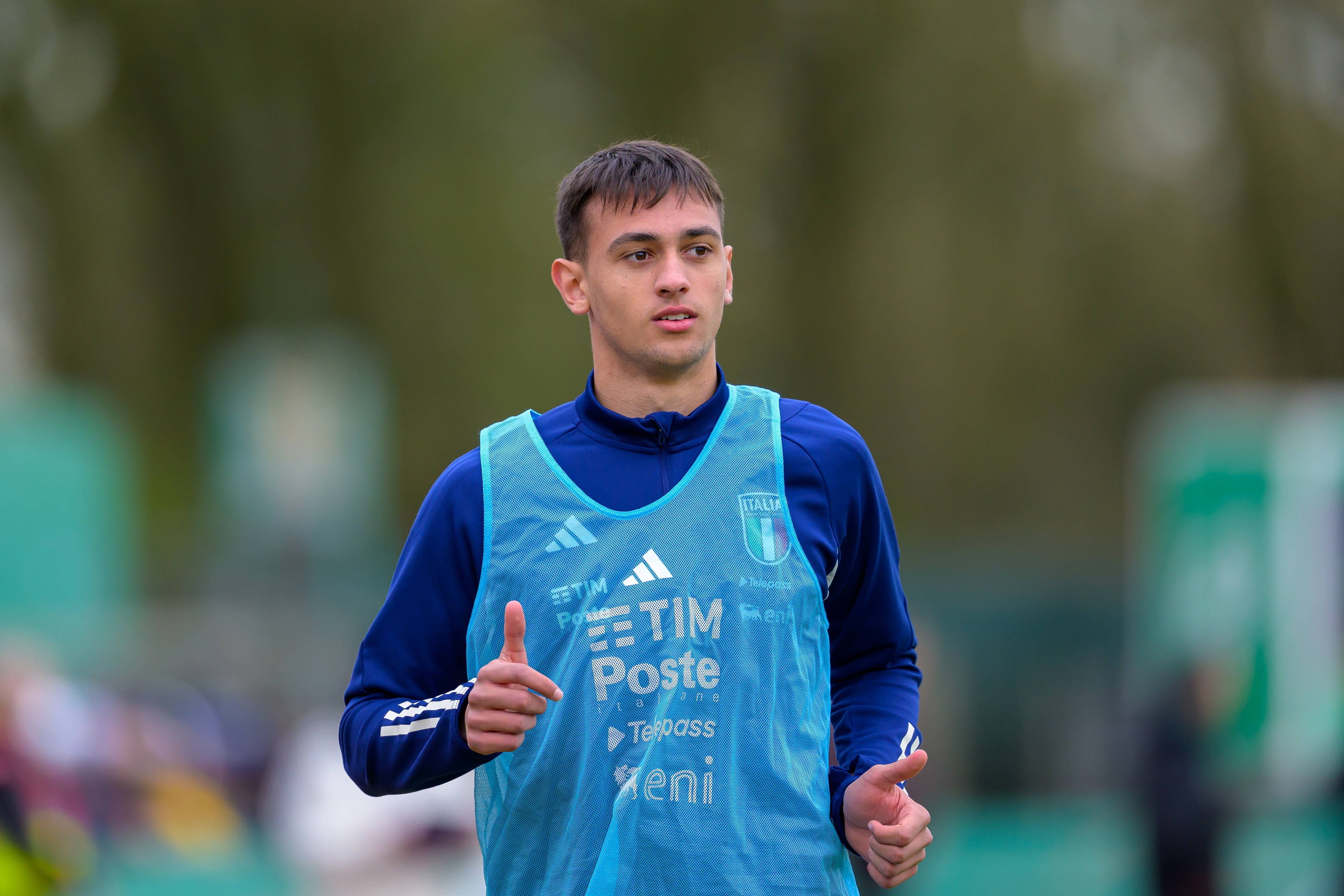 Fabio Chiarodia zeigt den Daumen im Italien-Aufwärmdress.