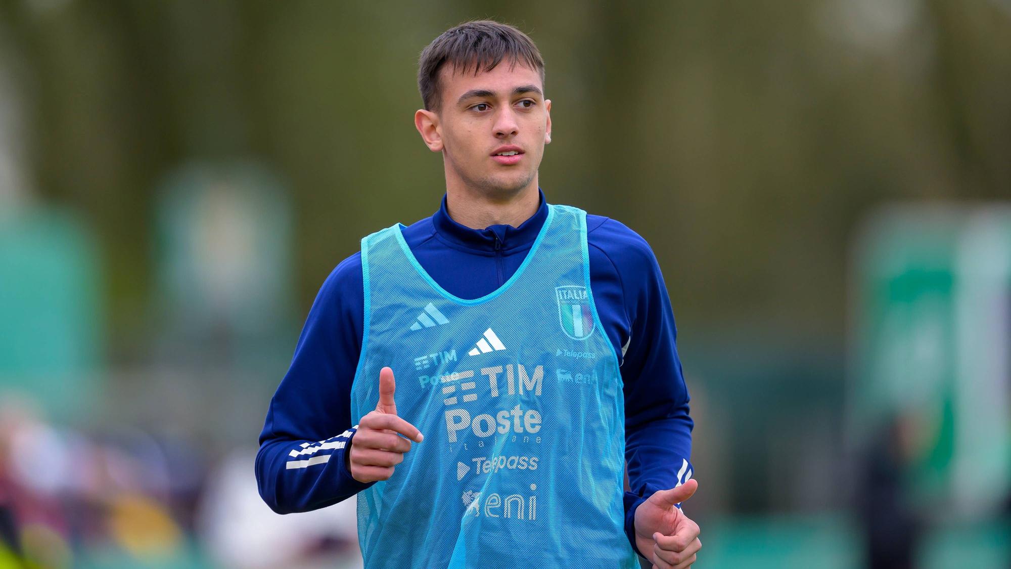 Fabio Chiarodia zeigt den Daumen im Italien-Aufwärmdress.