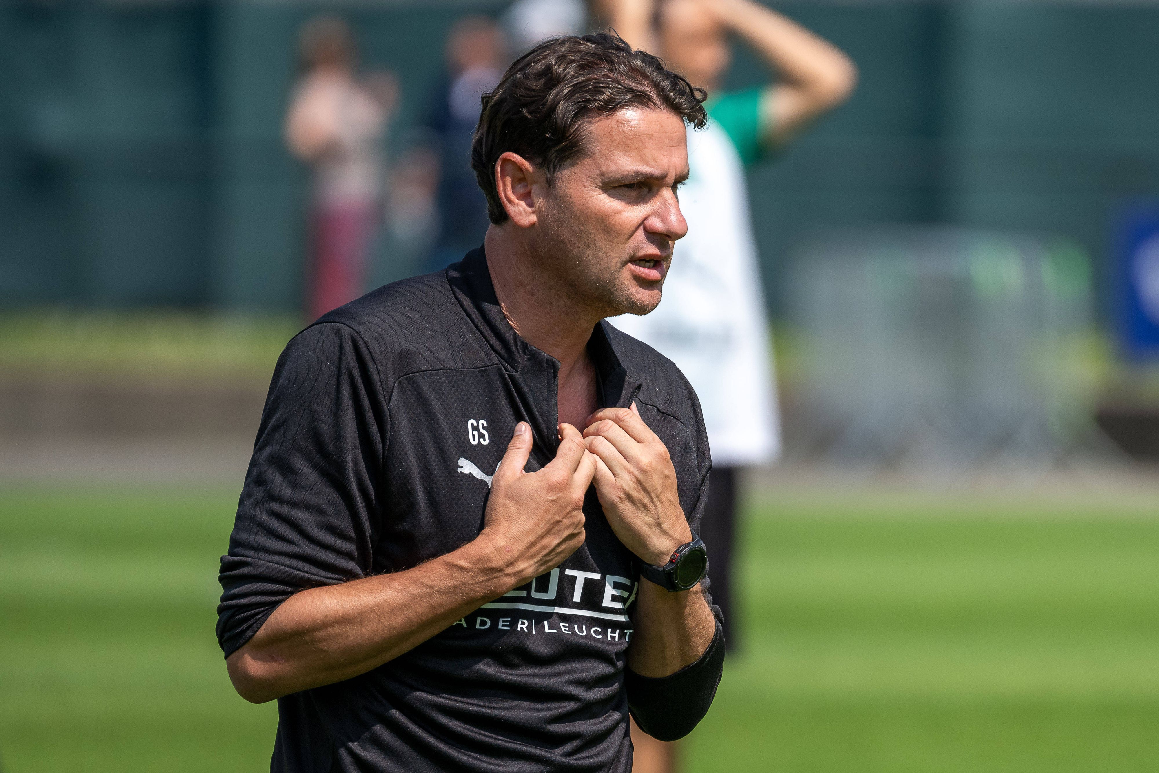 Gerardo Seoane greift sich ins Shirt.