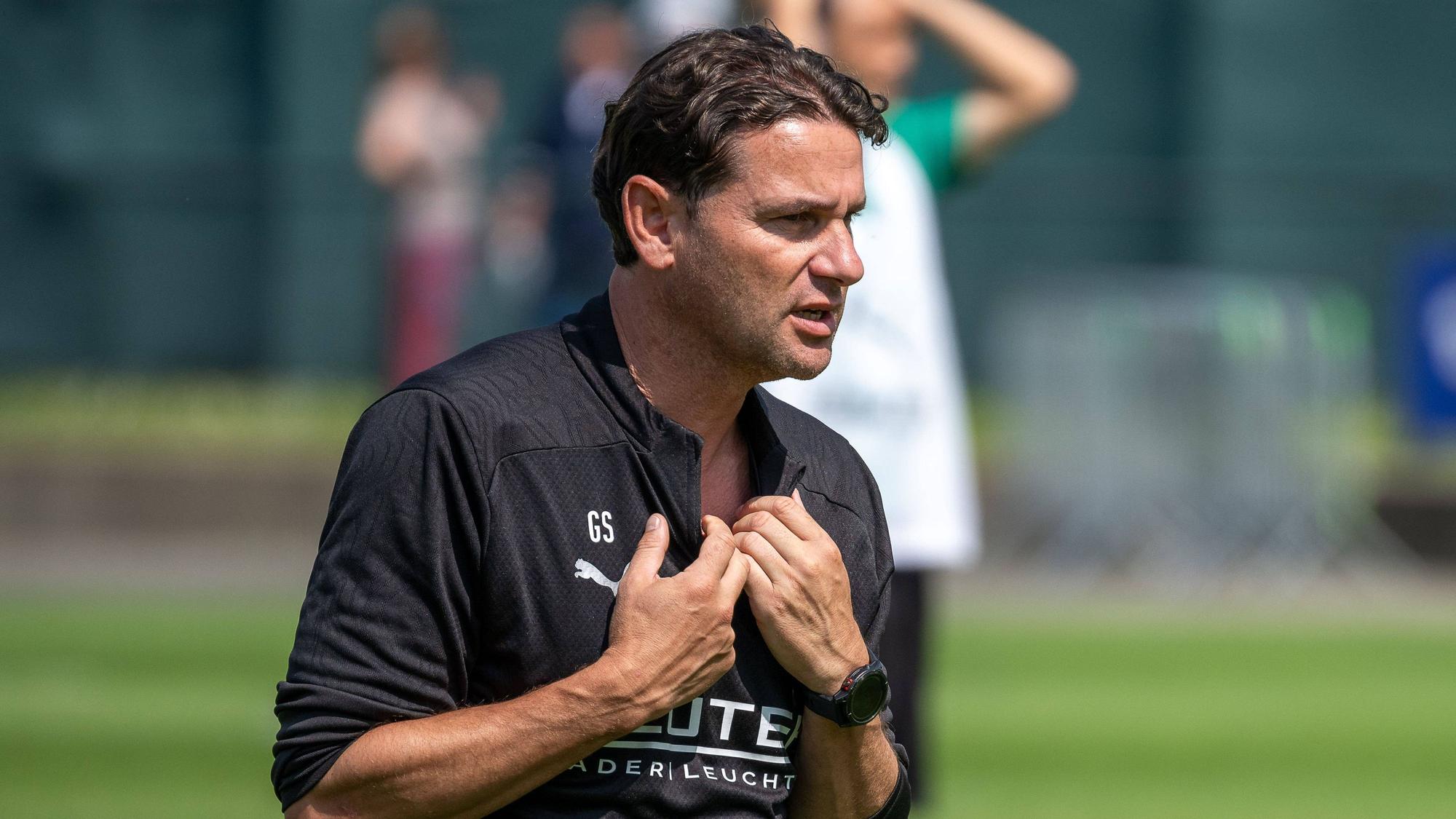 Gerardo Seoane greift sich ins Shirt.