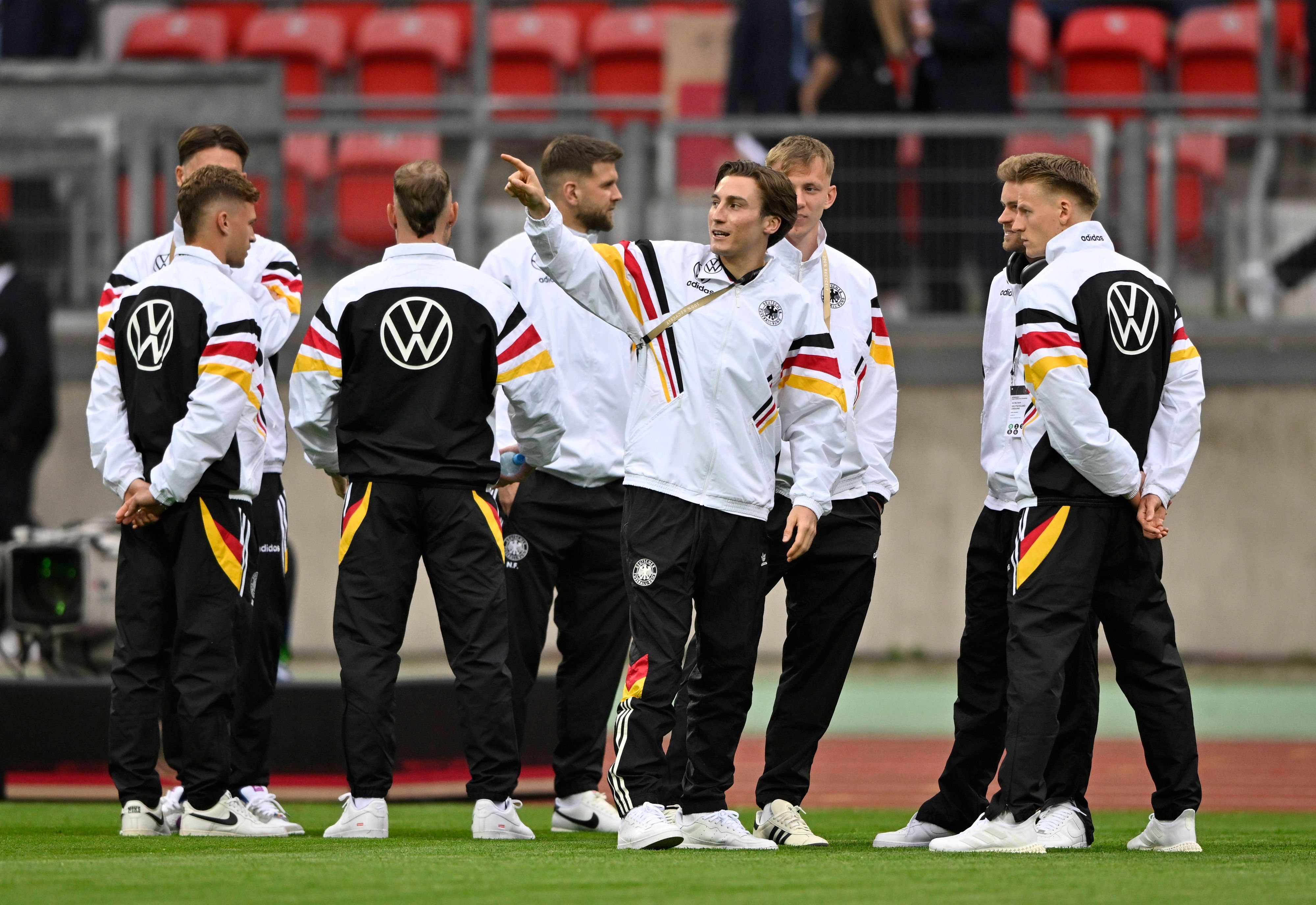 Rocco Reitz (4.v.r.) am 3. Juni 2024 vor dem Testspiel gegen die Ukraine im Kreise der Nationalmannschaft.